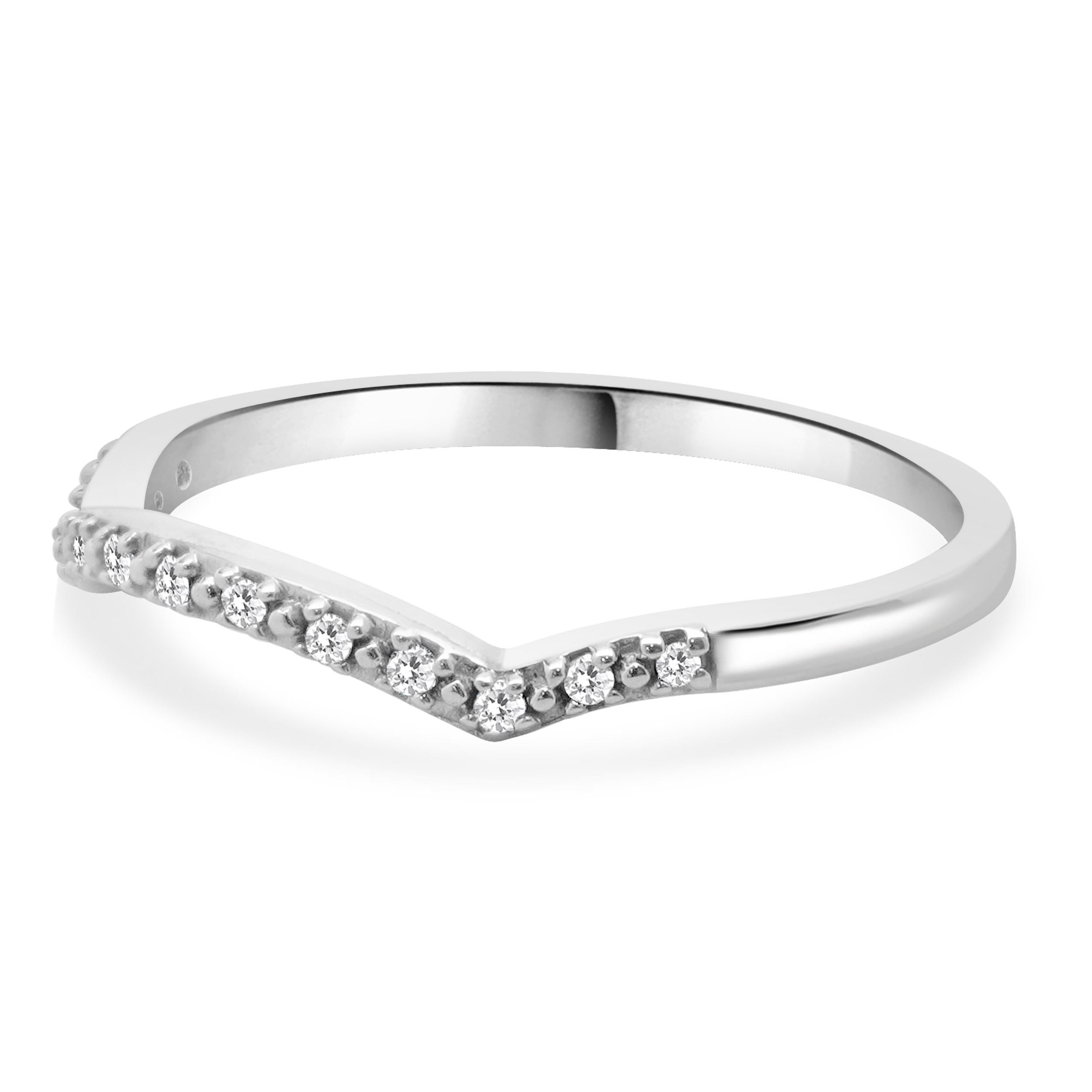 Diseñador: Custom
Material: Oro blanco de 10 quilates
Diamantes: 13 talla brillante redonda = 0,13cttw
Color: H
Claridad: SI2
Talla: 7 tallas disponibles 
Dimensiones: los anillos miden 1,6 mm de ancho
Peso: 1.46 gramos
