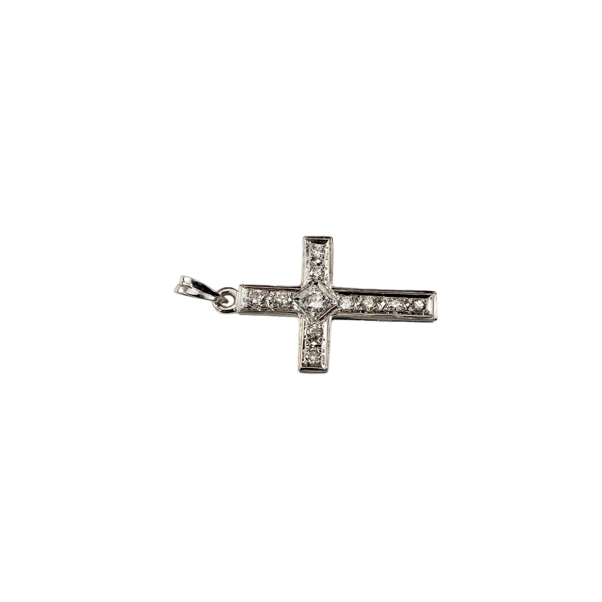 Pendentif croix en or blanc 10 carats et diamants

Ce pendentif en forme de croix étincelante présente neuf diamants ronds de taille brillante et deux diamants ronds de taille simple sertis dans de l'or blanc 10K classique. 

Poids total