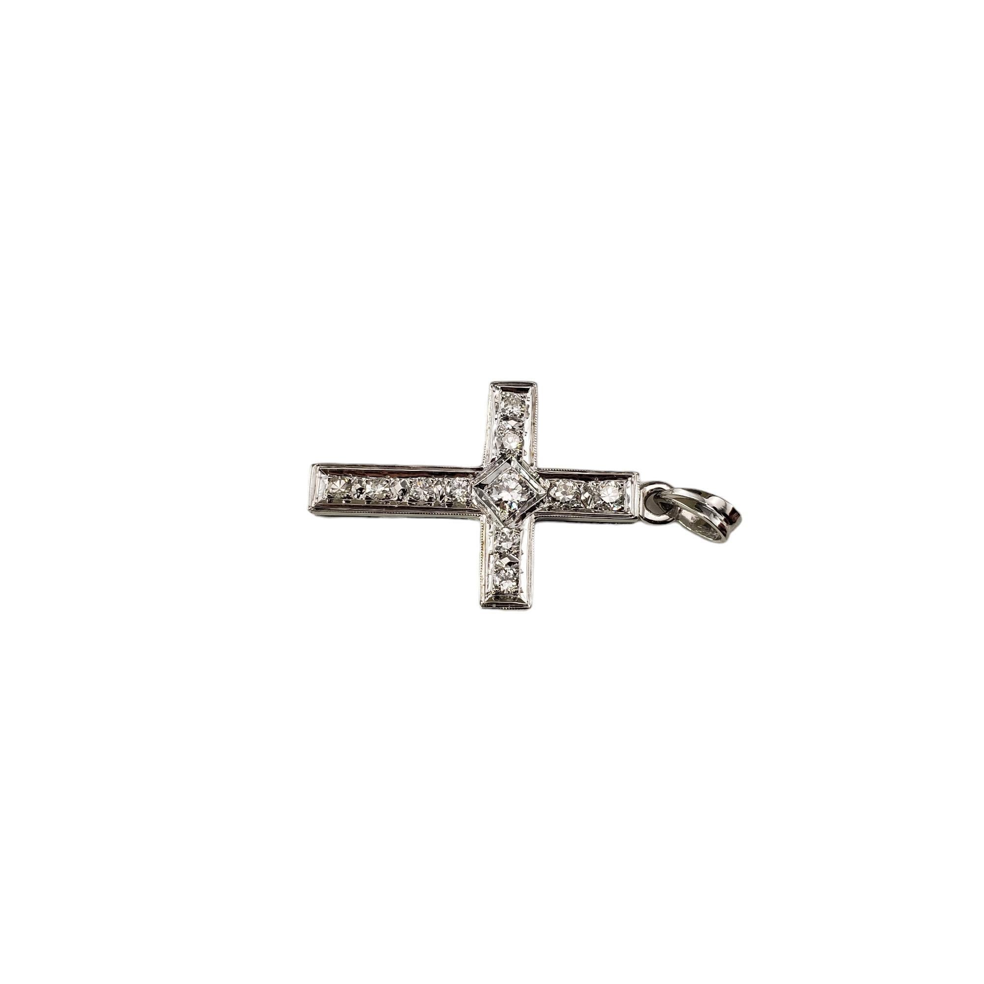 Taille ronde Pendentif croix en or blanc 10 carats et diamants n° 18360 en vente