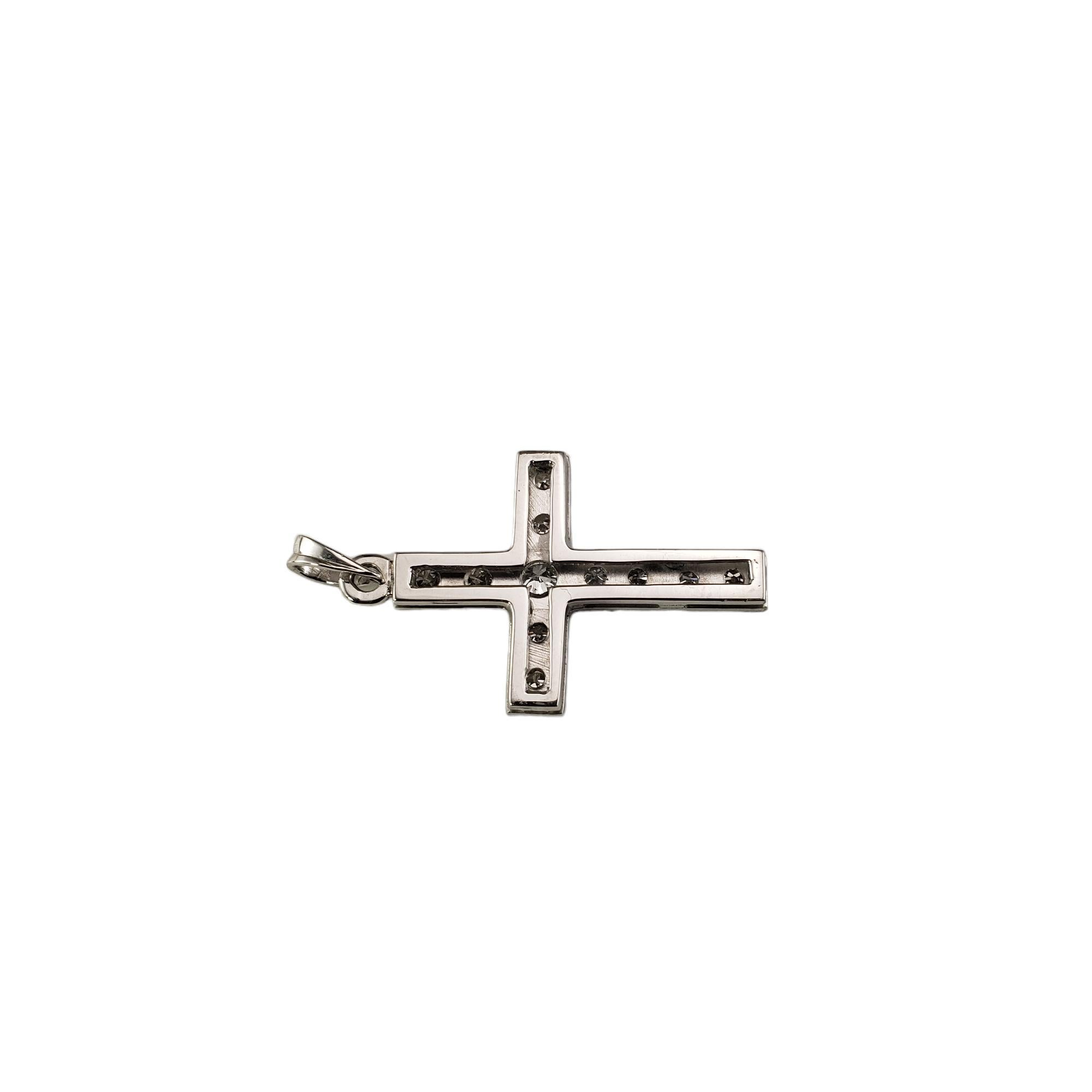 Pendentif croix en or blanc 10 carats et diamants n° 18360 Bon état - En vente à Washington Depot, CT