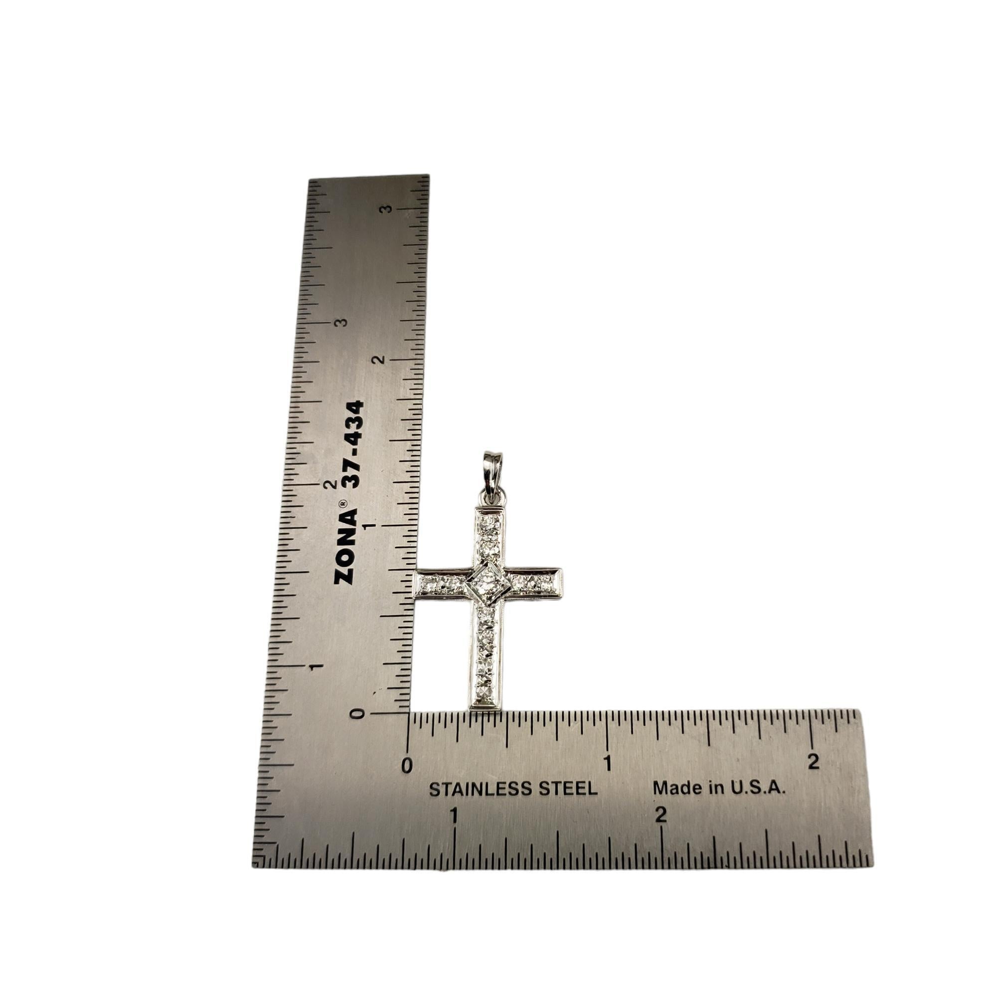 Pendentif croix en or blanc 10 carats et diamants n° 18360 Pour femmes en vente