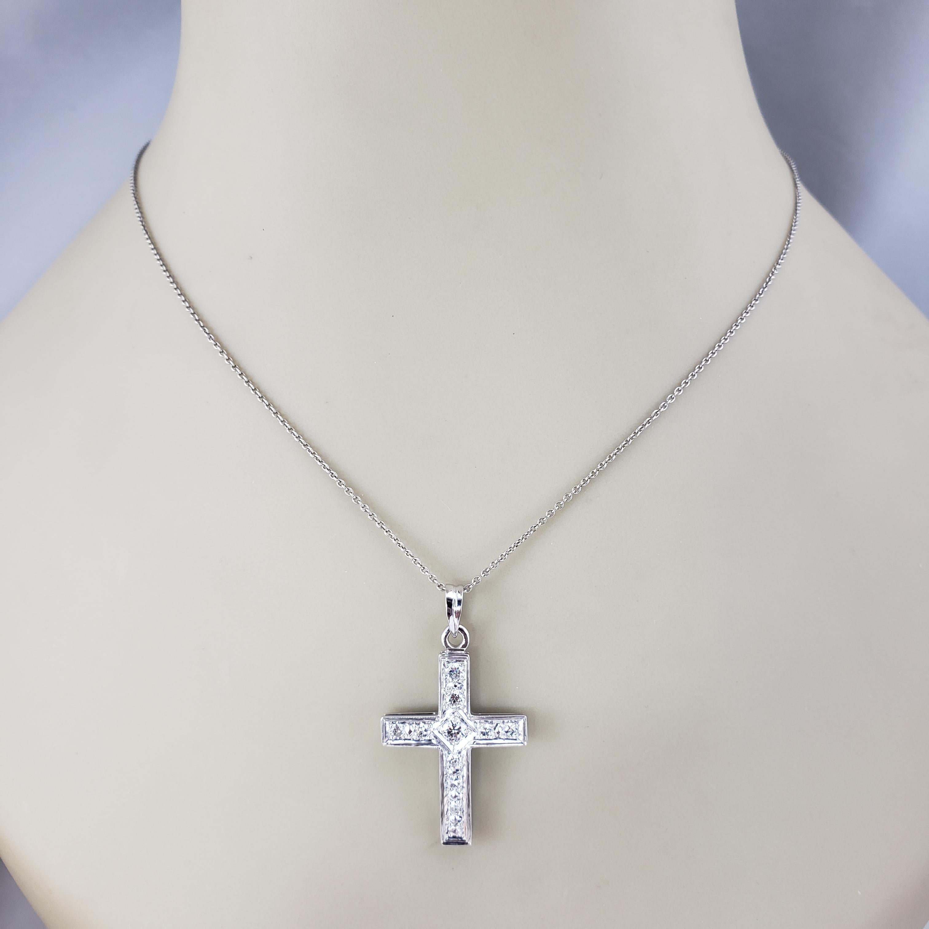 Pendentif croix en or blanc 10 carats et diamants n° 18360 en vente 1