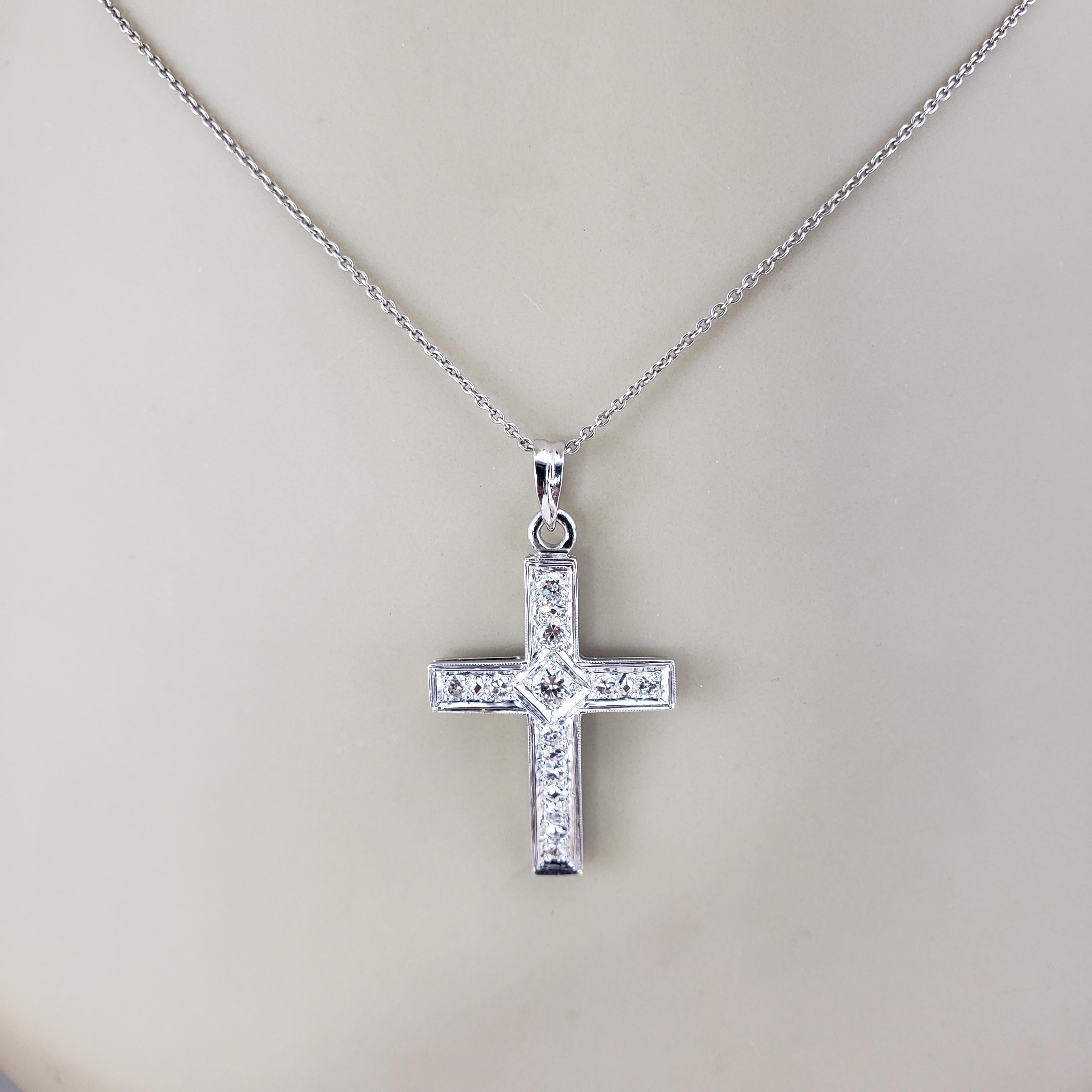 Pendentif croix en or blanc 10 carats et diamants n° 18360 en vente 2