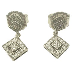 Boucles d'oreilles pendantes en or blanc 10 carats et diamants