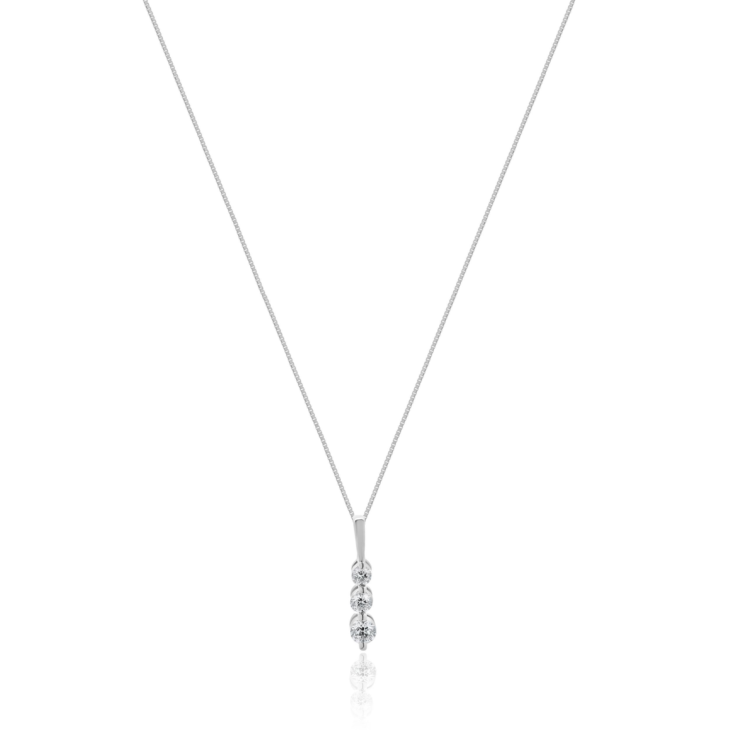 Designer: design personalizzato
Materiale: Oro bianco 10K
Diamante: 3 tagli tondi a brillante = 0,25cttw
Colore: G
Chiarezza: SI1
Dimensioni: la collana misura 18 pollici di lunghezza
Peso: 1.59 grammi
