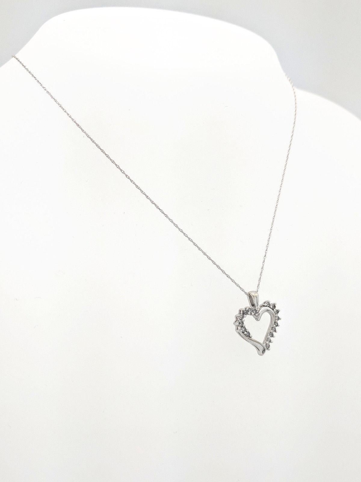 Contemporary 10 Karat White Gold Diamond Heart Pendant Necklace For Sale
