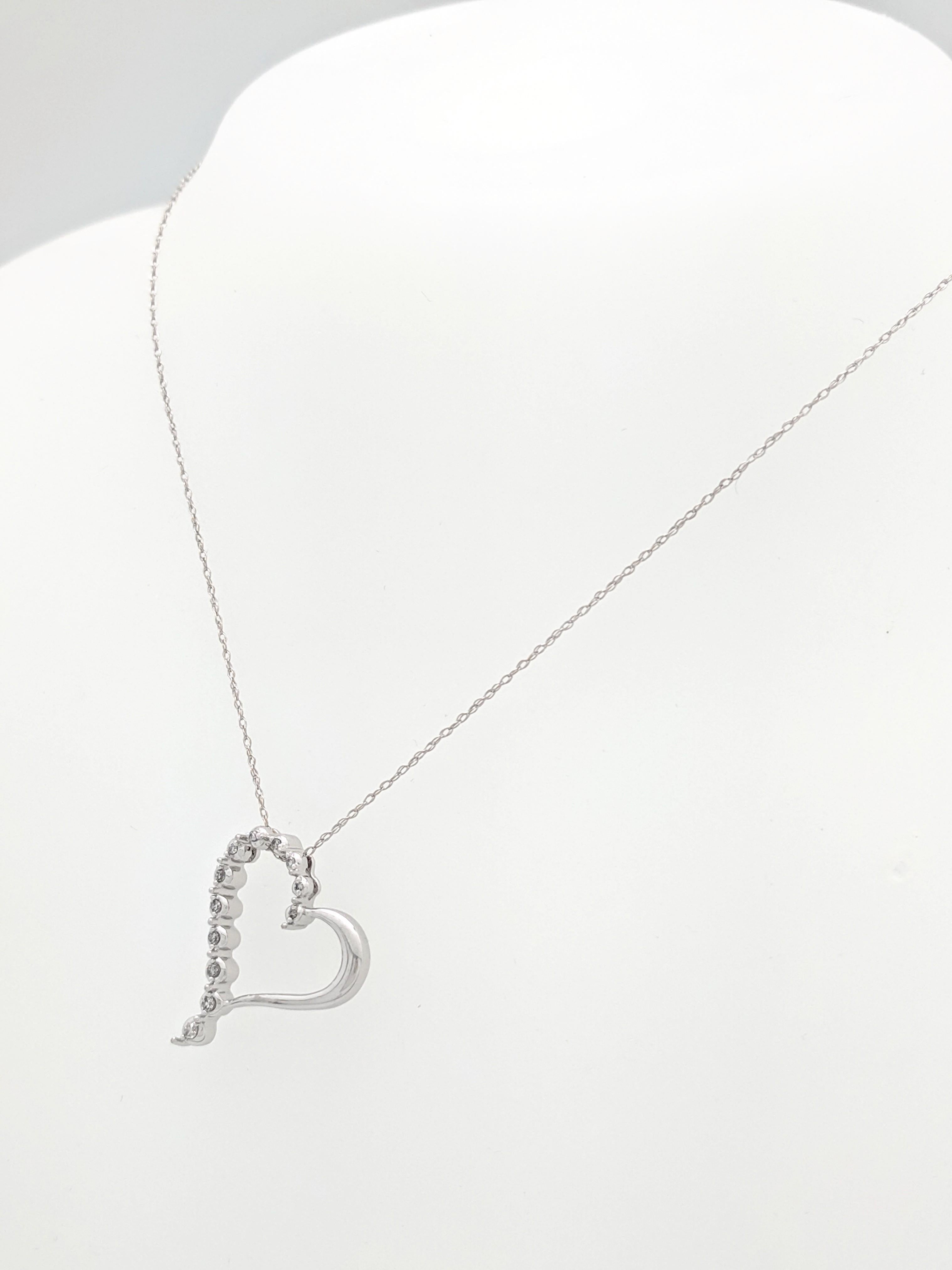 Contemporary 10 Karat White Gold Diamond Heart Pendant Necklace