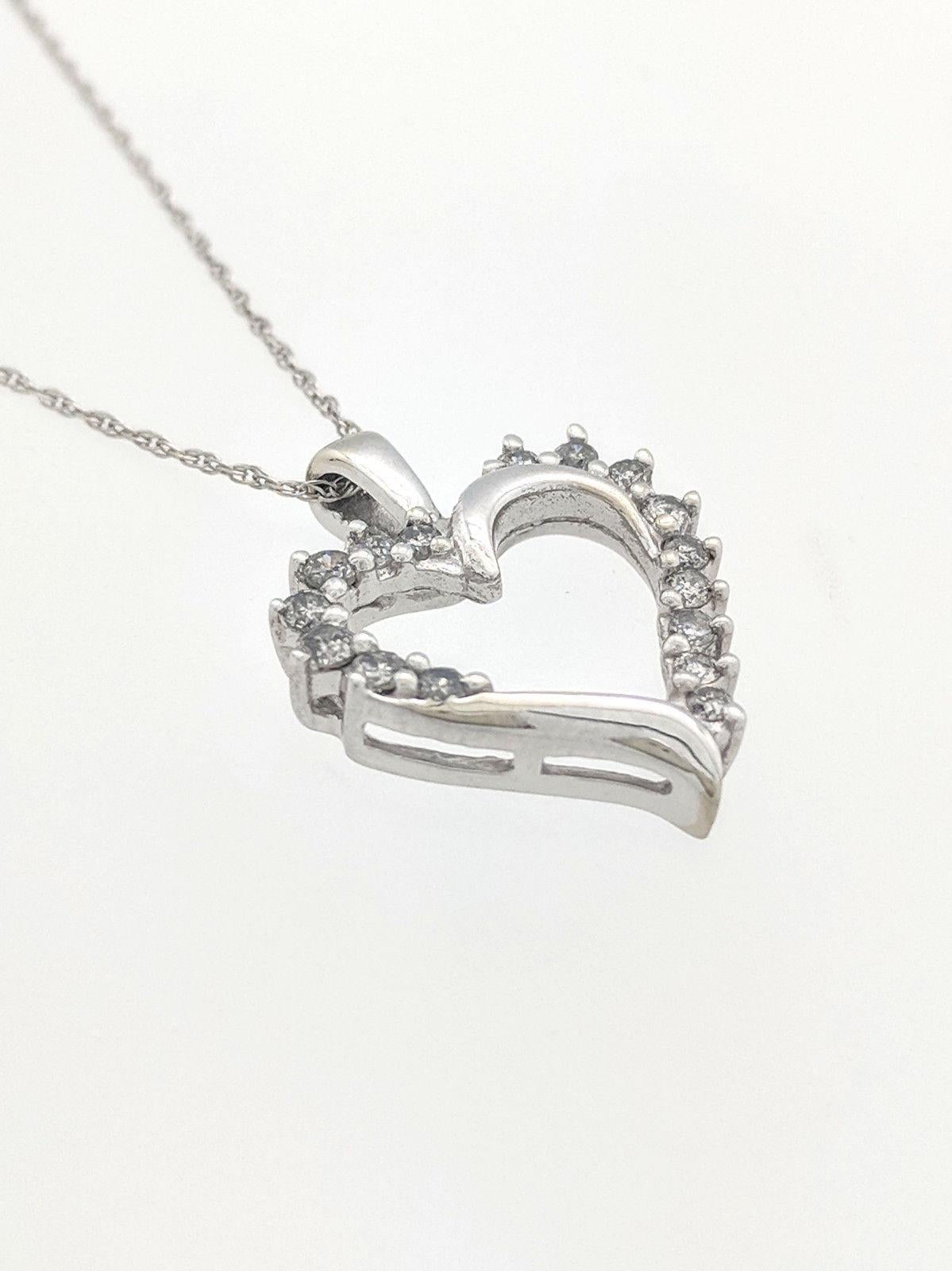10 Karat White Gold Diamond Heart Pendant Necklace In Good Condition For Sale In Gainesville, FL