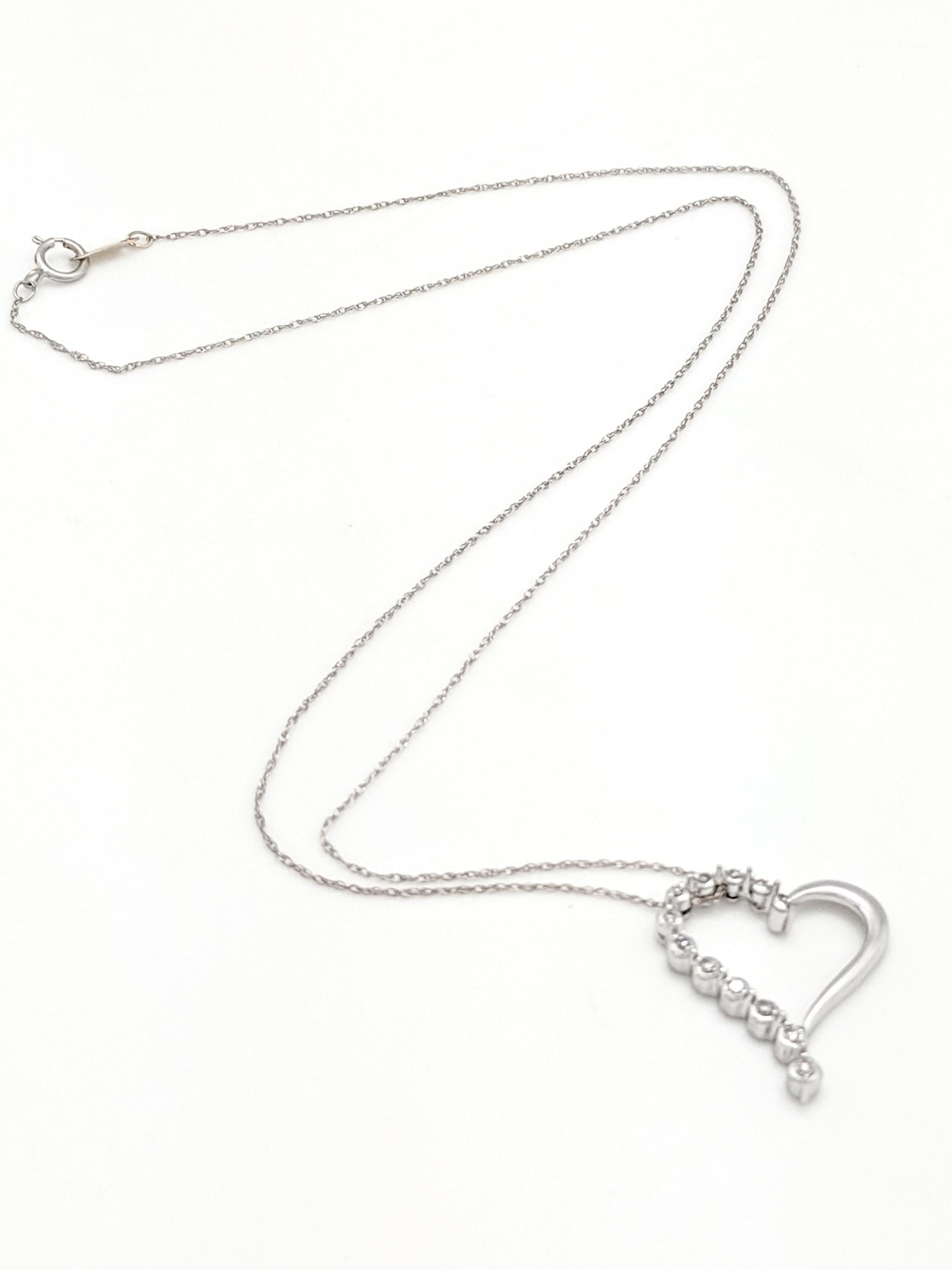 10 Karat White Gold Diamond Heart Pendant Necklace In Good Condition In Gainesville, FL