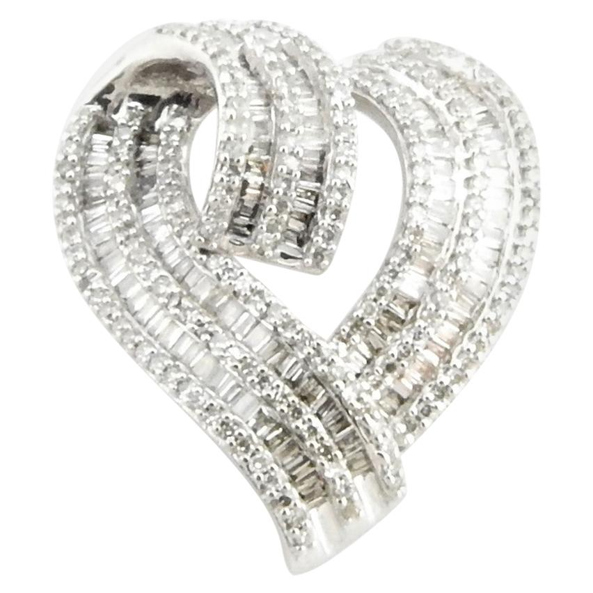 Pendentif en forme de cœur en or blanc 10 carats et diamant en vente