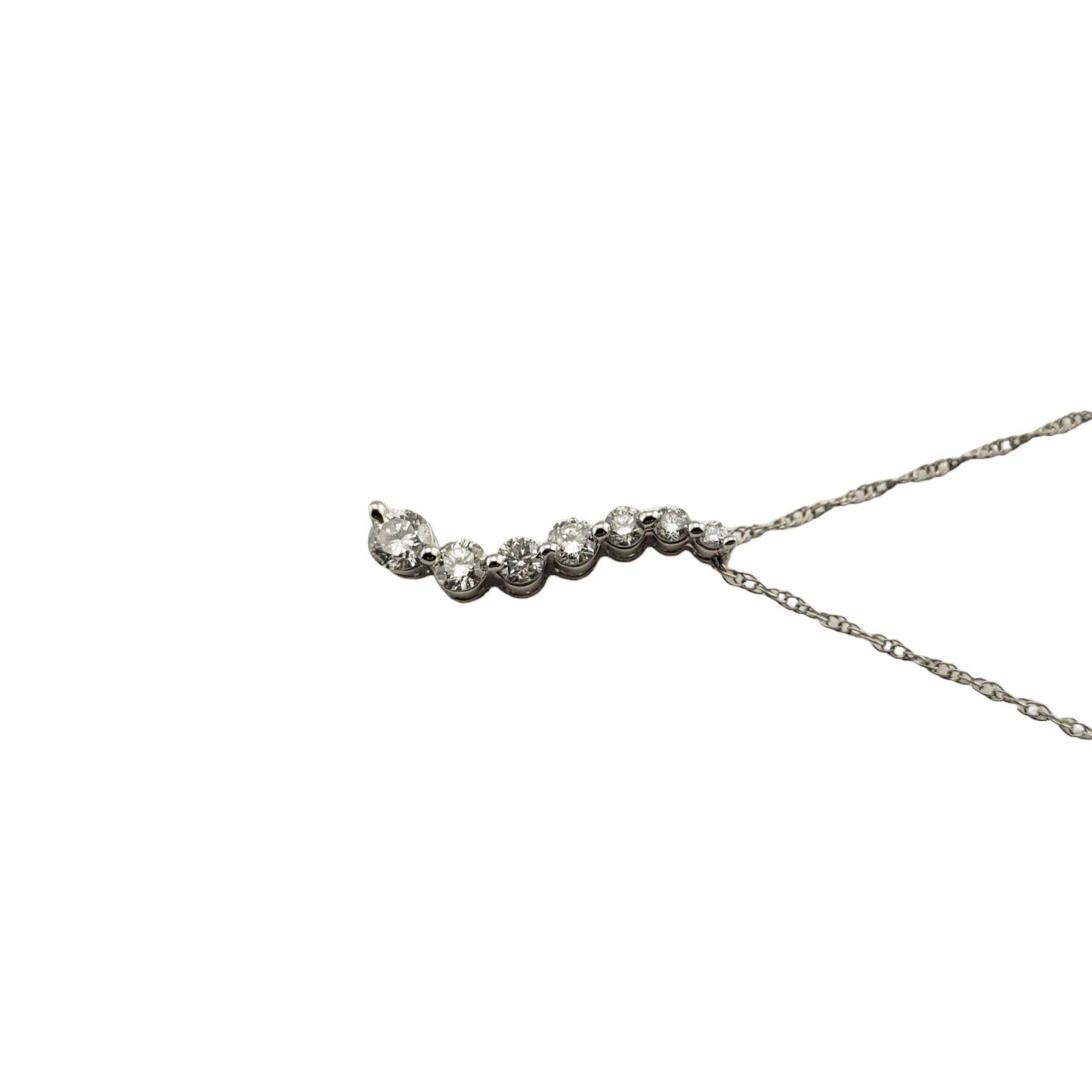Questo scintillante pendente presenta sette diamanti rotondi taglio brillante incastonati nel classico oro bianco 10K. Sospeso da una classica catena con cavo.

Peso totale approssimativo del diamante: .15 ct.

Chiarezza del diamante: SI2

Colore