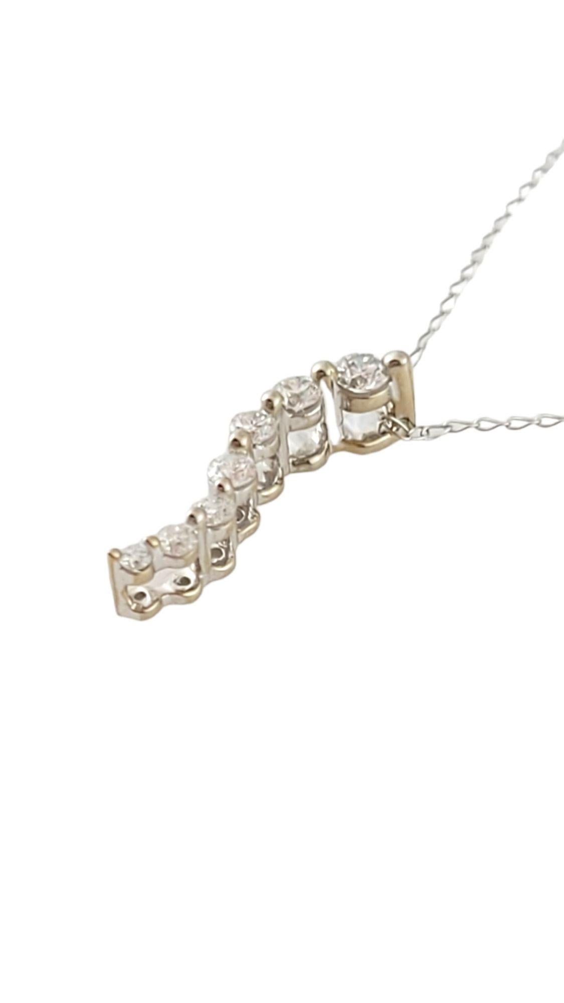 Taglio rotondo Collana con ciondolo di diamanti in oro bianco 10 carati in vendita