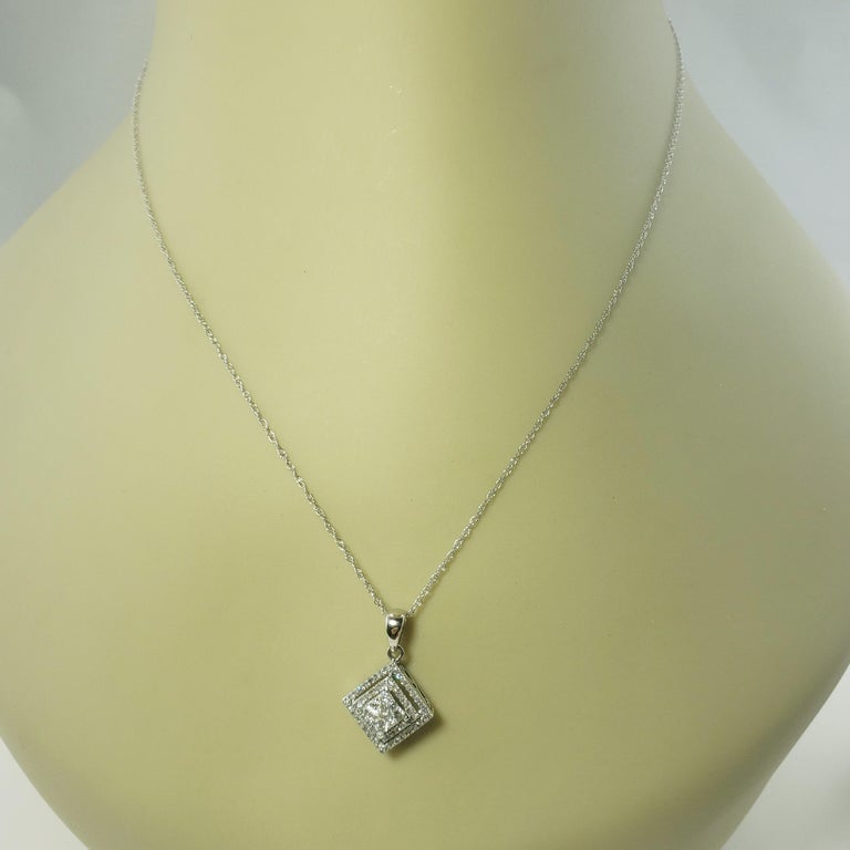 10 Karat White Gold Diamond Pendant Necklace For Sale at 1stDibs