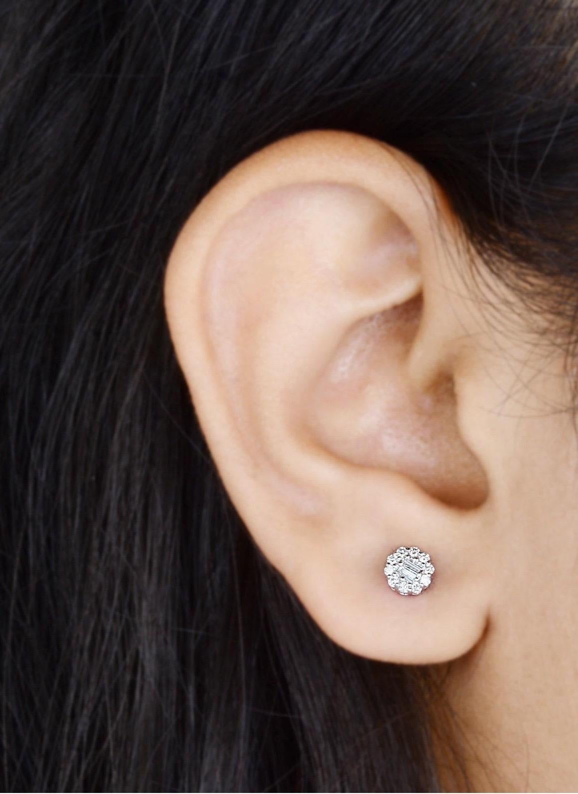 Moderne Clous d'oreilles ronds en or blanc 10 carats et diamants en vente