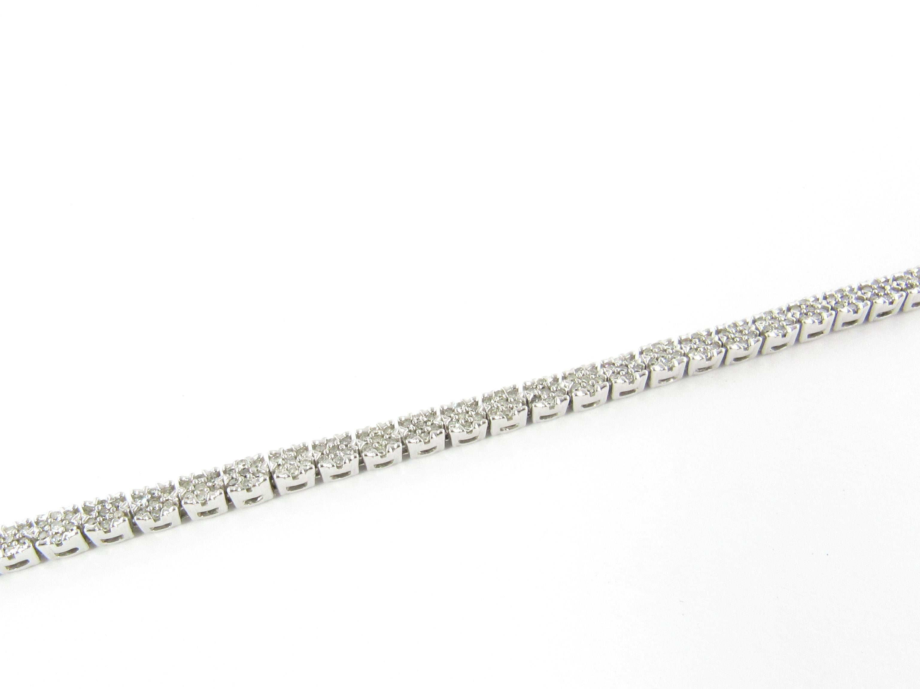 Taille ronde Bracelet tennis en or blanc 10 carats avec diamants de 1,75 carat en vente