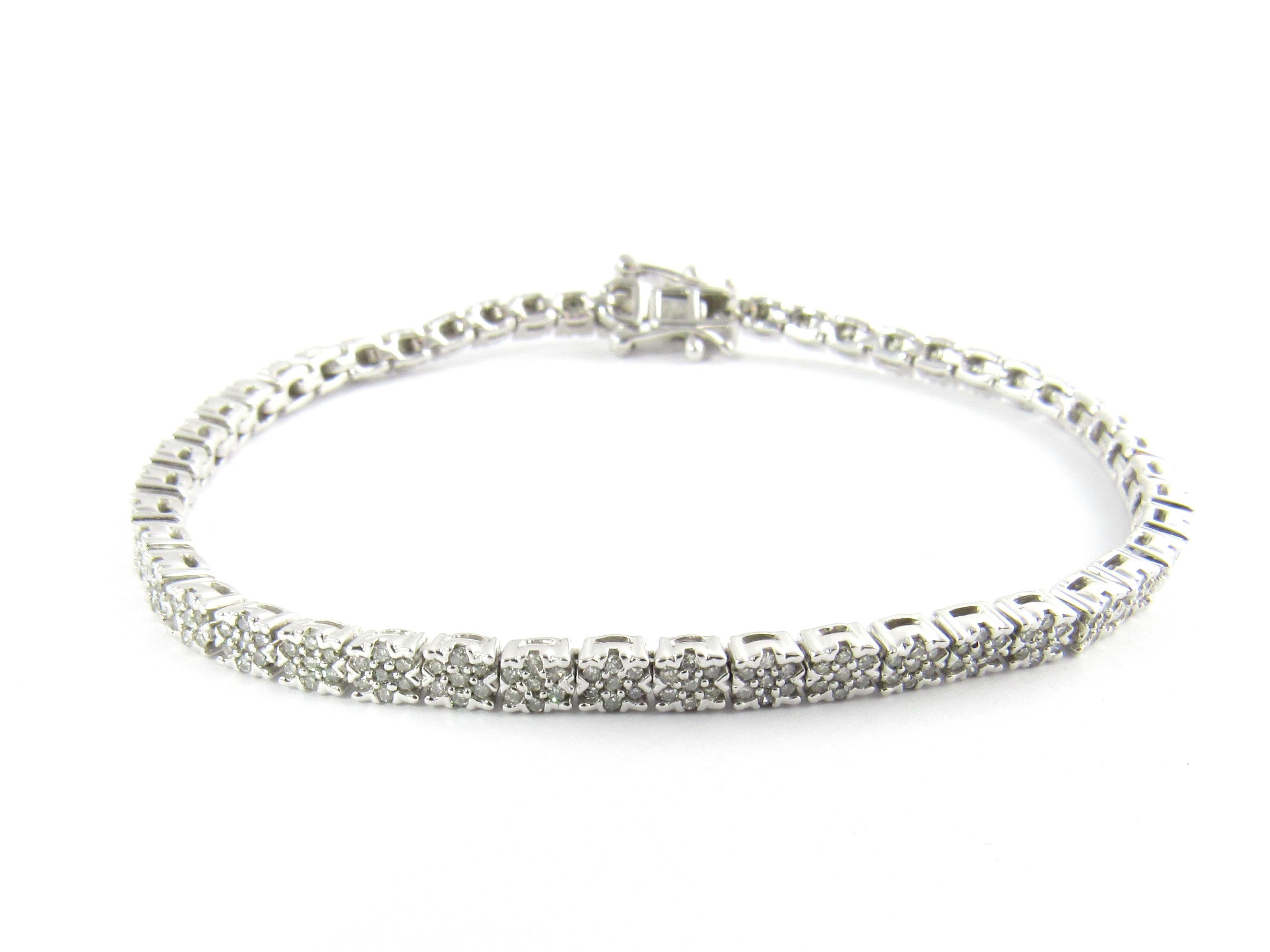 Bracelet tennis en or blanc 10 carats avec diamants de 1,75 carat Pour femmes en vente