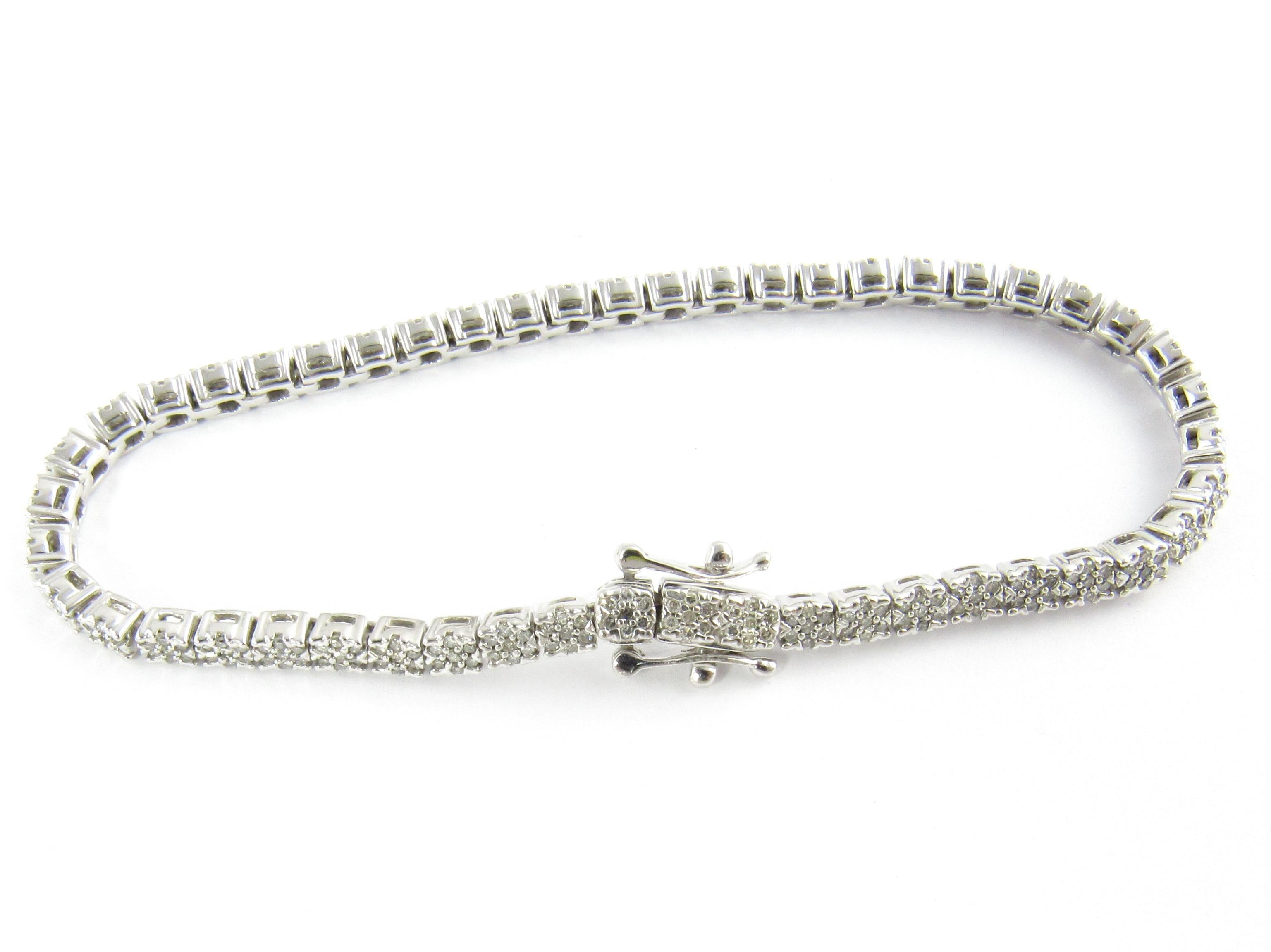 Bracelet tennis en or blanc 10 carats avec diamants de 1,75 carat en vente 2