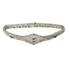 Bracelet filigrane en or blanc 10 carats avec diamants et émeraudes simulées