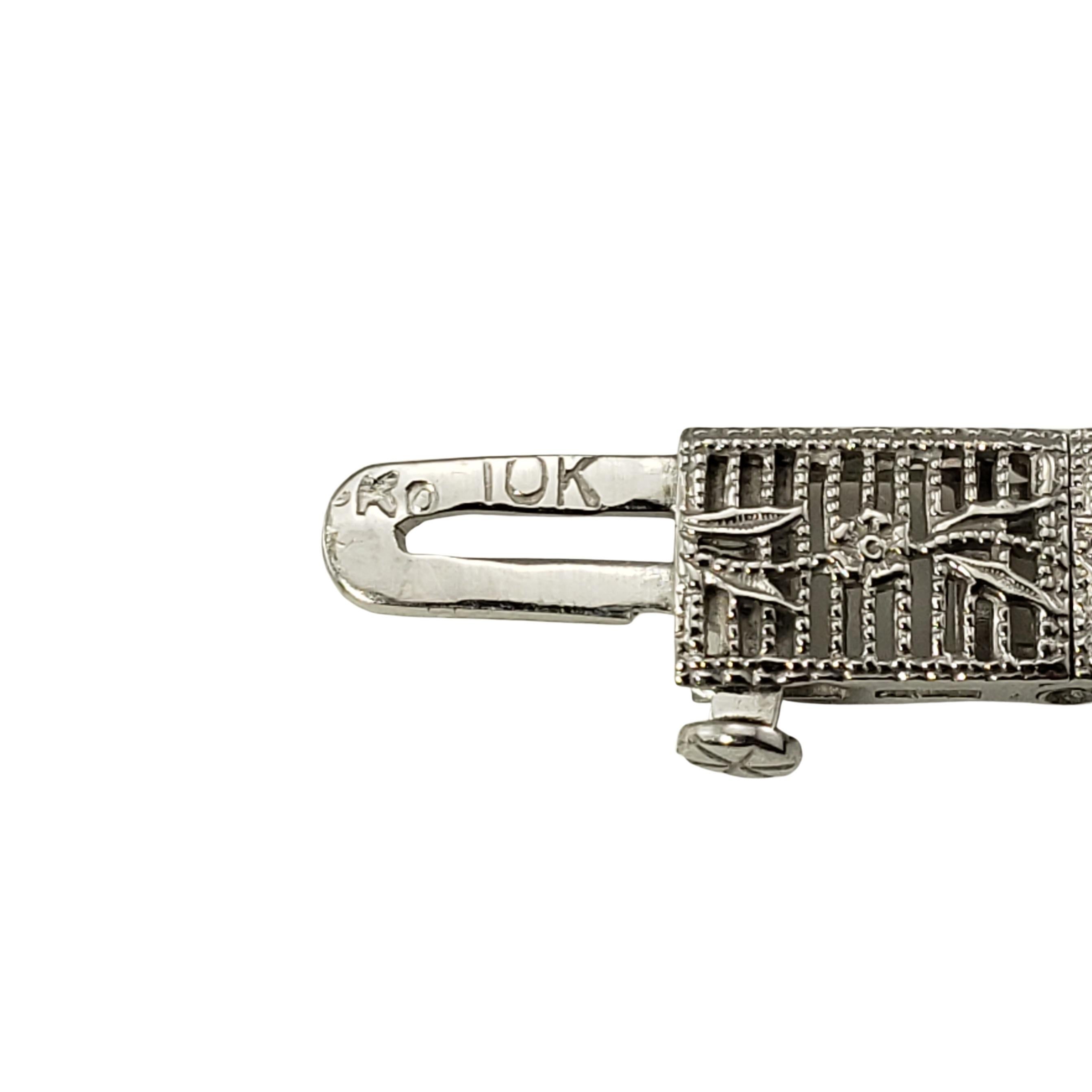 Bracelet filigrane en or blanc 10 carats avec diamants et émeraudes simulées Pour femmes en vente
