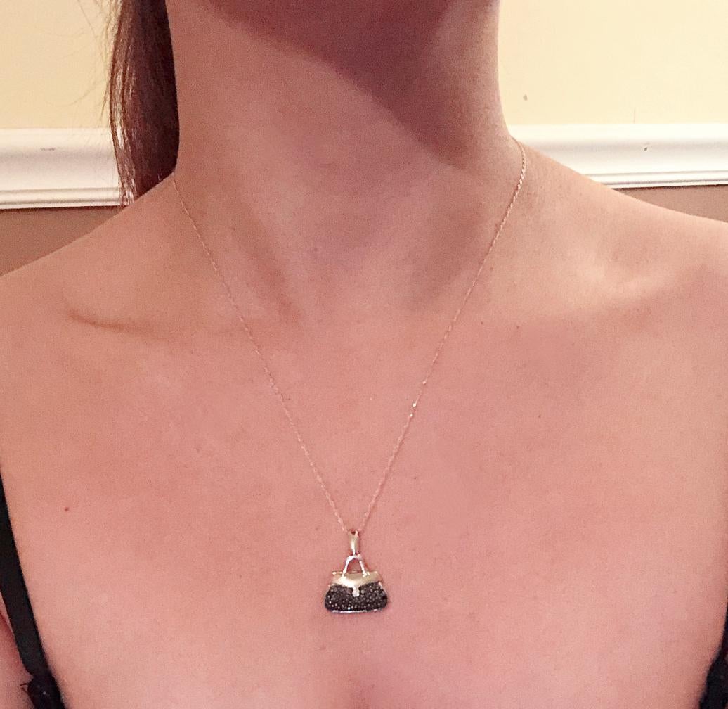 Contemporain Collier de forme libre en or blanc 10 carats et pendentif fantaisie avec diamants en vente