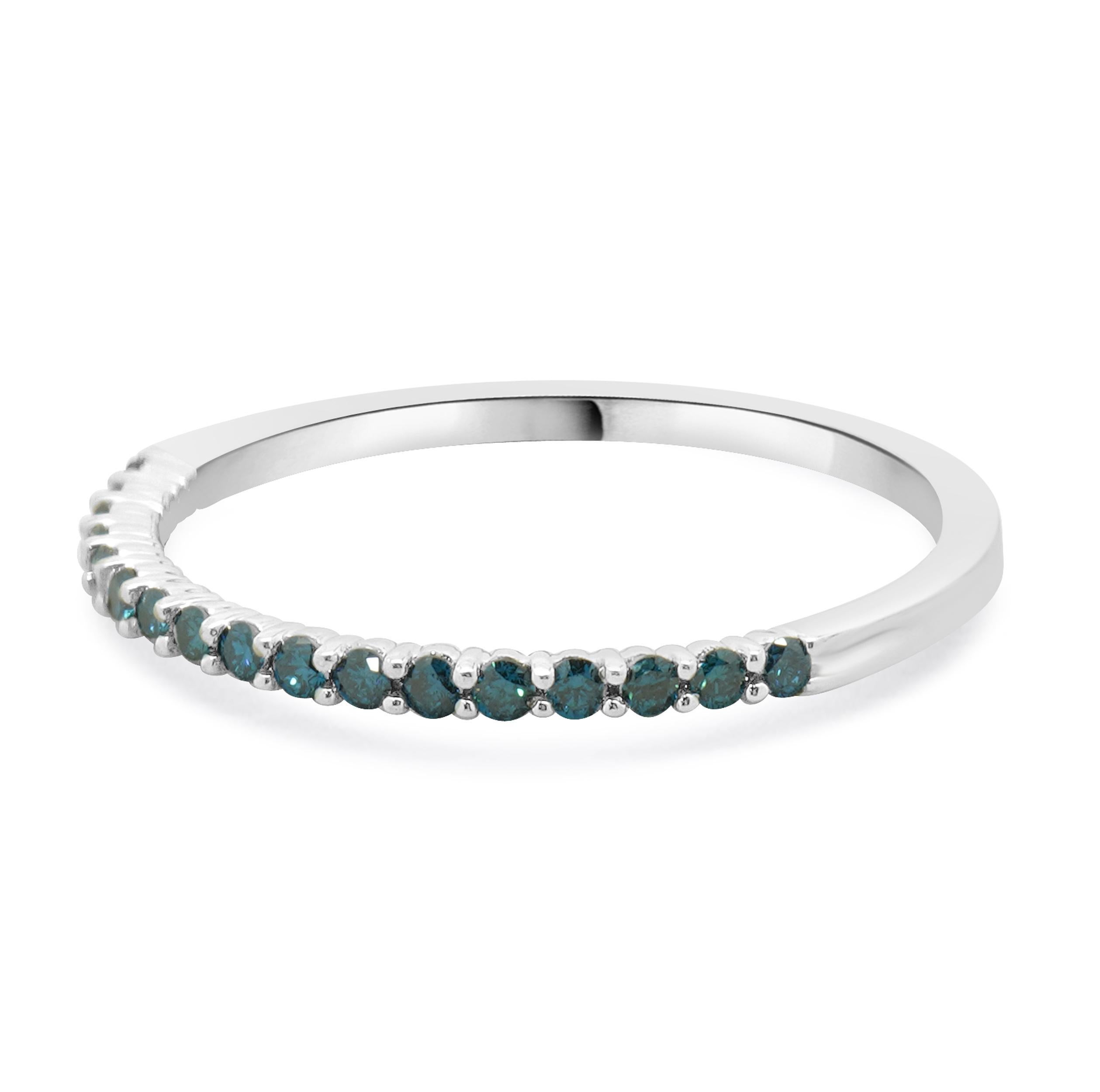 Designer: personalizzato
Materiale: Oro bianco 10k
Diamante: 17 tagli tondi a brillante = 0,17cttw
Colore: blu
Chiarezza: SI3
Misura dell'anello: 6.75 (si prega di prevedere due giorni di spedizione in più per le richieste di misura)
Peso: 1,00