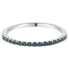 Anillo de diamantes azules irradiados de oro blanco de 10 quilates