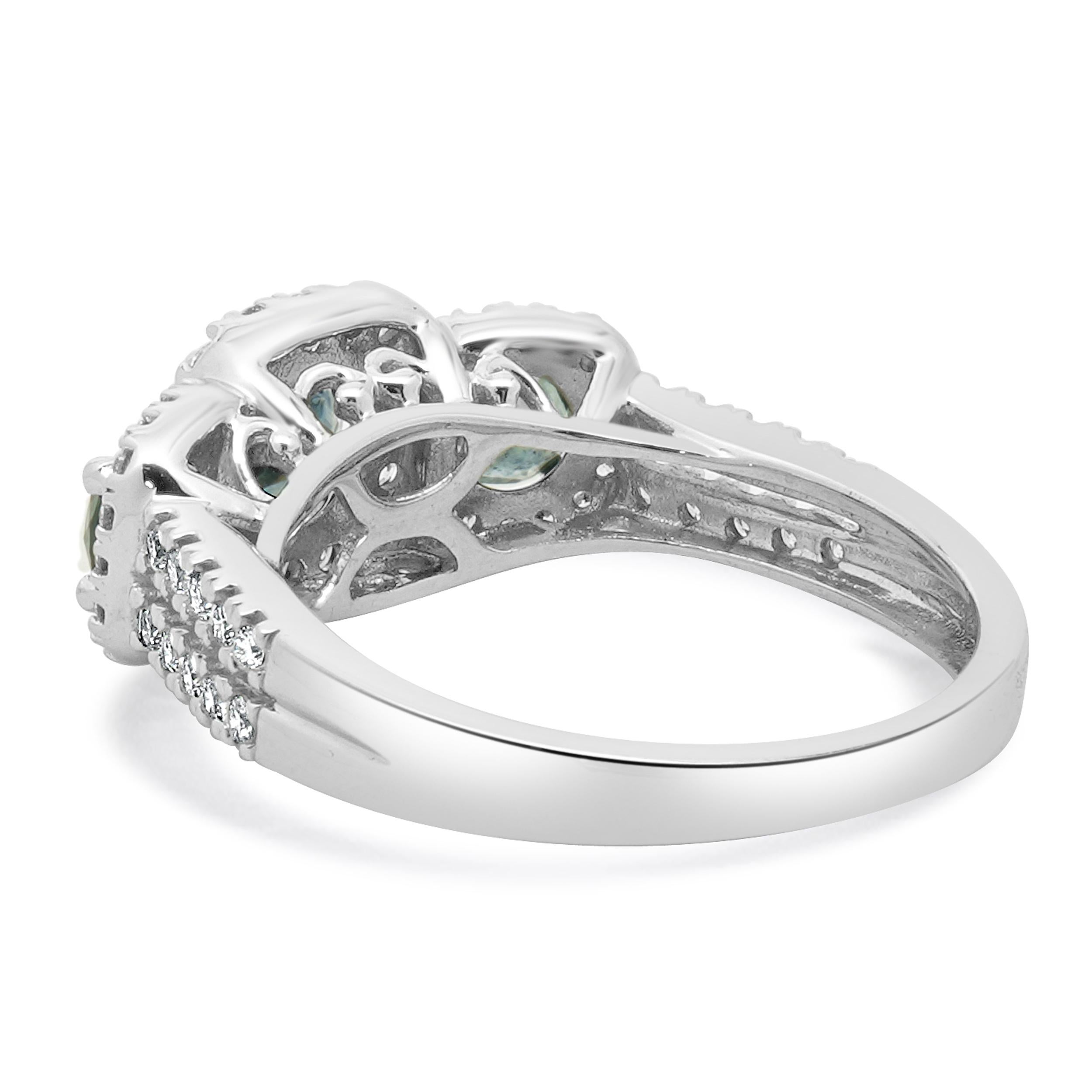 Taille ronde Bague à trois pierres en or blanc 10 carats, saphir Montana et diamant en vente