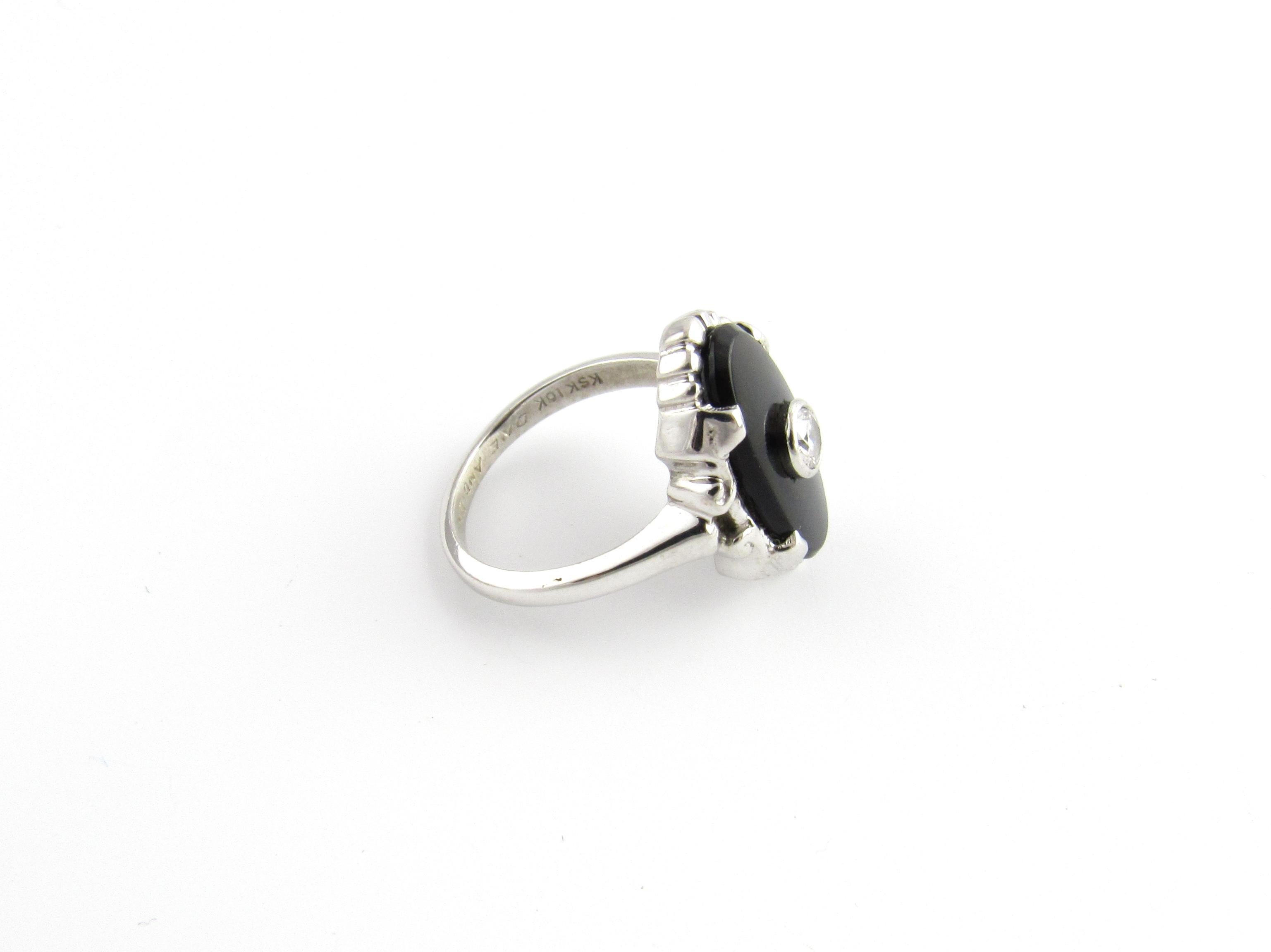 Vintage 10 Karat White Gold Onyx and Diamond Ring Size 5.5

This lovely ring features one oval onyx and one round brilliant cut diamond set in beautifully detailed 10K white gold. Top of ring measures 18 mm x 12 mm. Shank measures 2 mm. Monogram