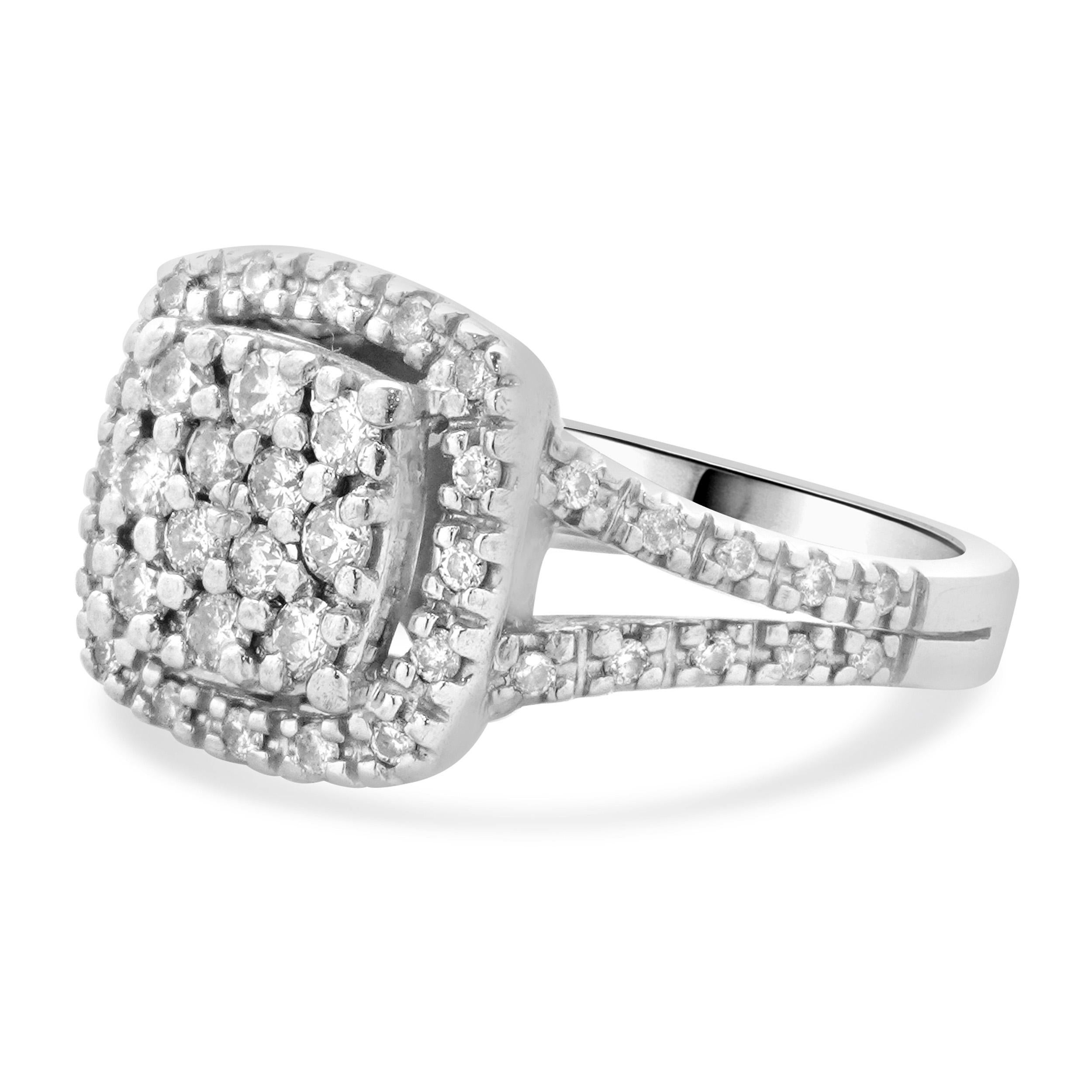Taglio rotondo Anello di fidanzamento in oro bianco 10 carati con pavé di diamanti in vendita