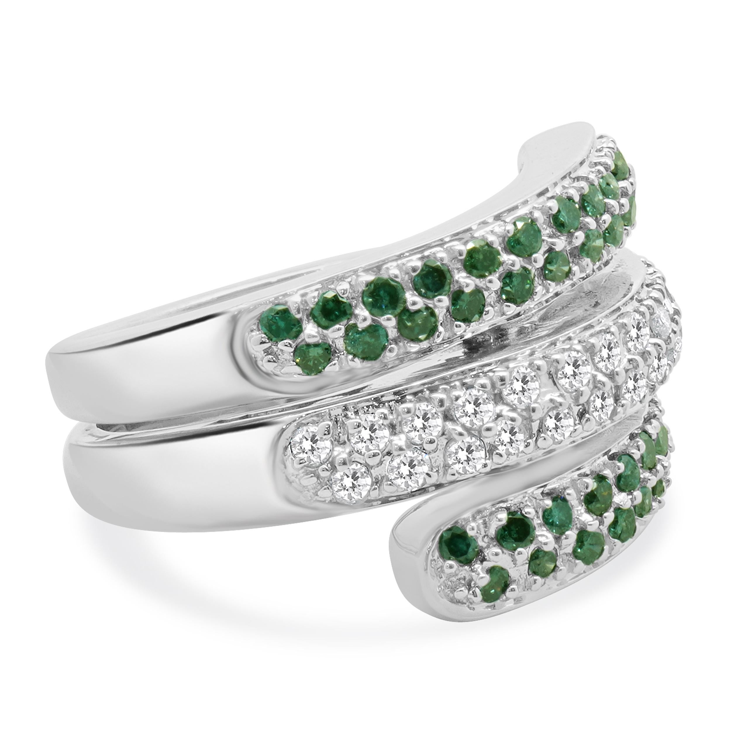 10 Karat Weißgold Bypass-Ring, dreireihiger Bypass-Ring mit grünem und weißem Pavé-Diamant (Rundschliff) im Angebot
