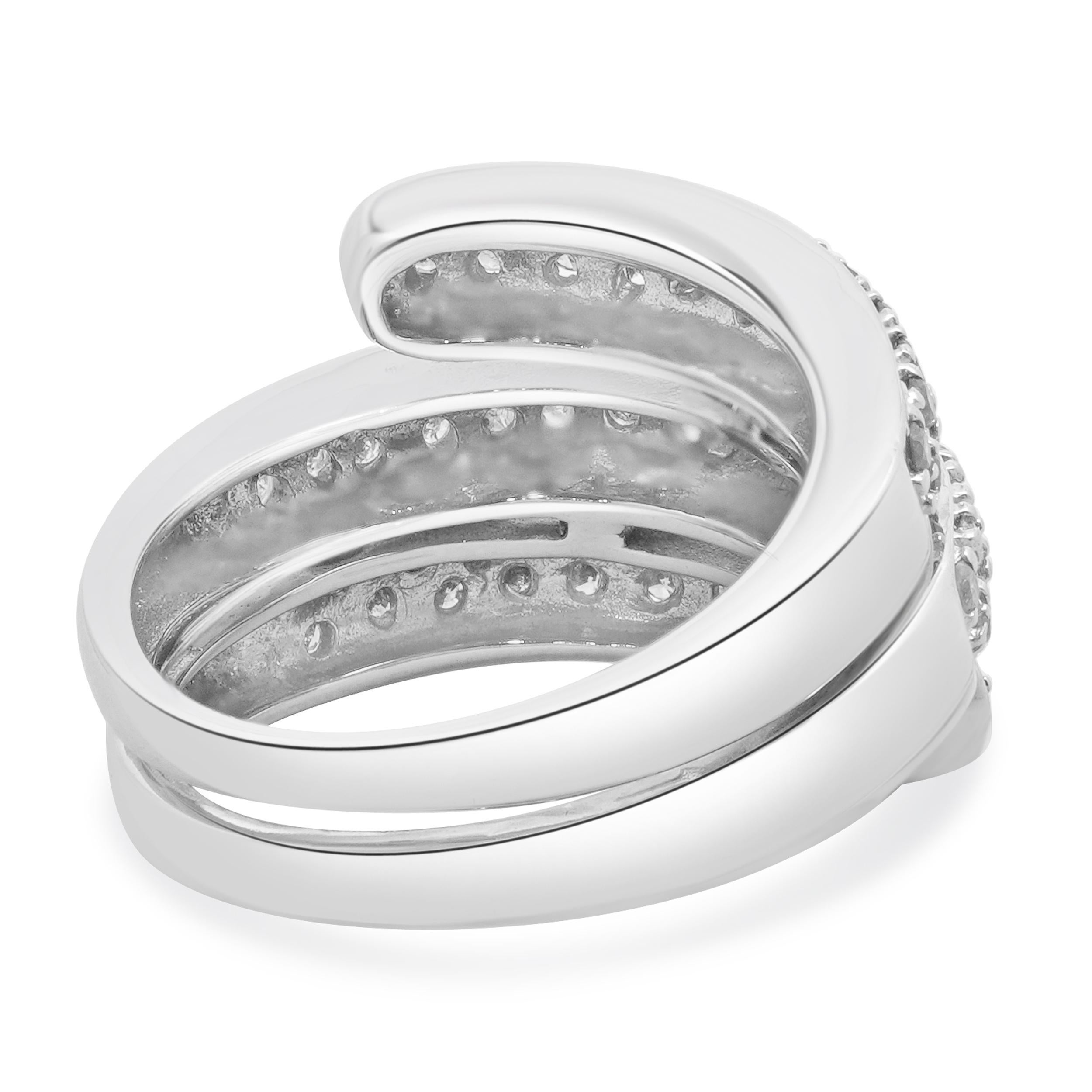 10 Karat Weißgold Bypass-Ring, dreireihiger Bypass-Ring mit grünem und weißem Pavé-Diamant im Zustand „Hervorragend“ im Angebot in Scottsdale, AZ
