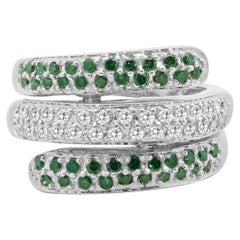 Anillo de oro blanco de 10 quilates con pavé de tres filas de diamantes verdes y blancos