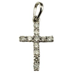 Pendentif croix en or blanc 10 carats avec petit diamant n° 18065