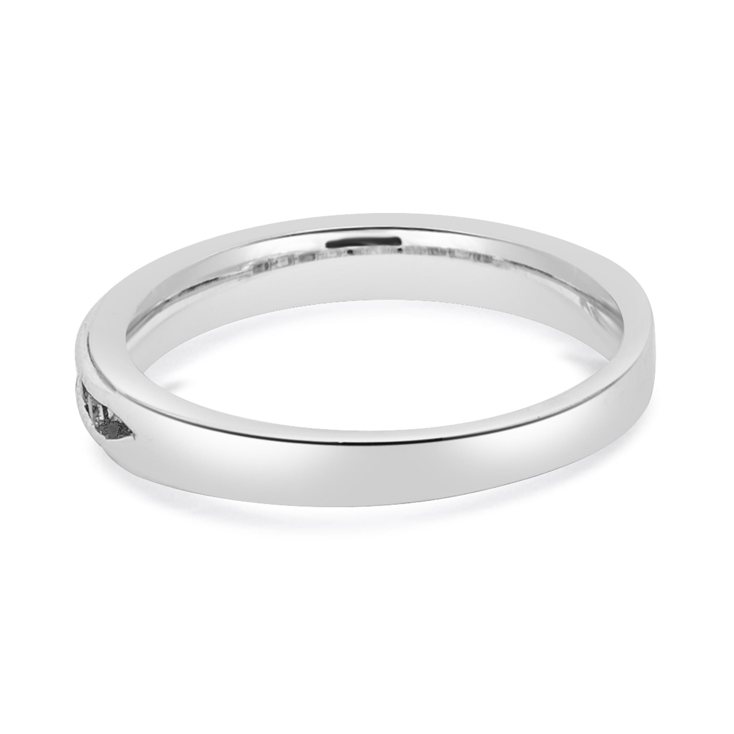 Taglio rotondo Fascia in oro bianco 10 carati con zaffiro rosa a grana grossa in vendita