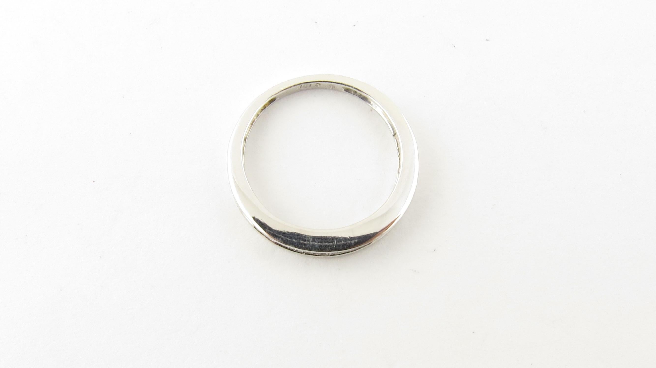 Vintage 10 Karat Weißgold Prinzessinnenschliff Diamant Hochzeit/Jubiläum Band Größe 5

Dieses funkelnde Band ist mit 11 Diamanten im Prinzessinnenschliff besetzt, die in wunderschön detailliertes 10-karätiges Weißgold gefasst sind. Die Breite