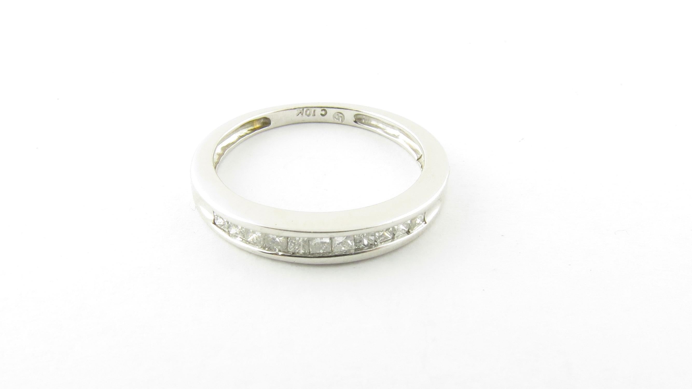 Alliance de mariage ou d'anniversaire en or blanc 10 carats avec diamant taille princesse en vente 2