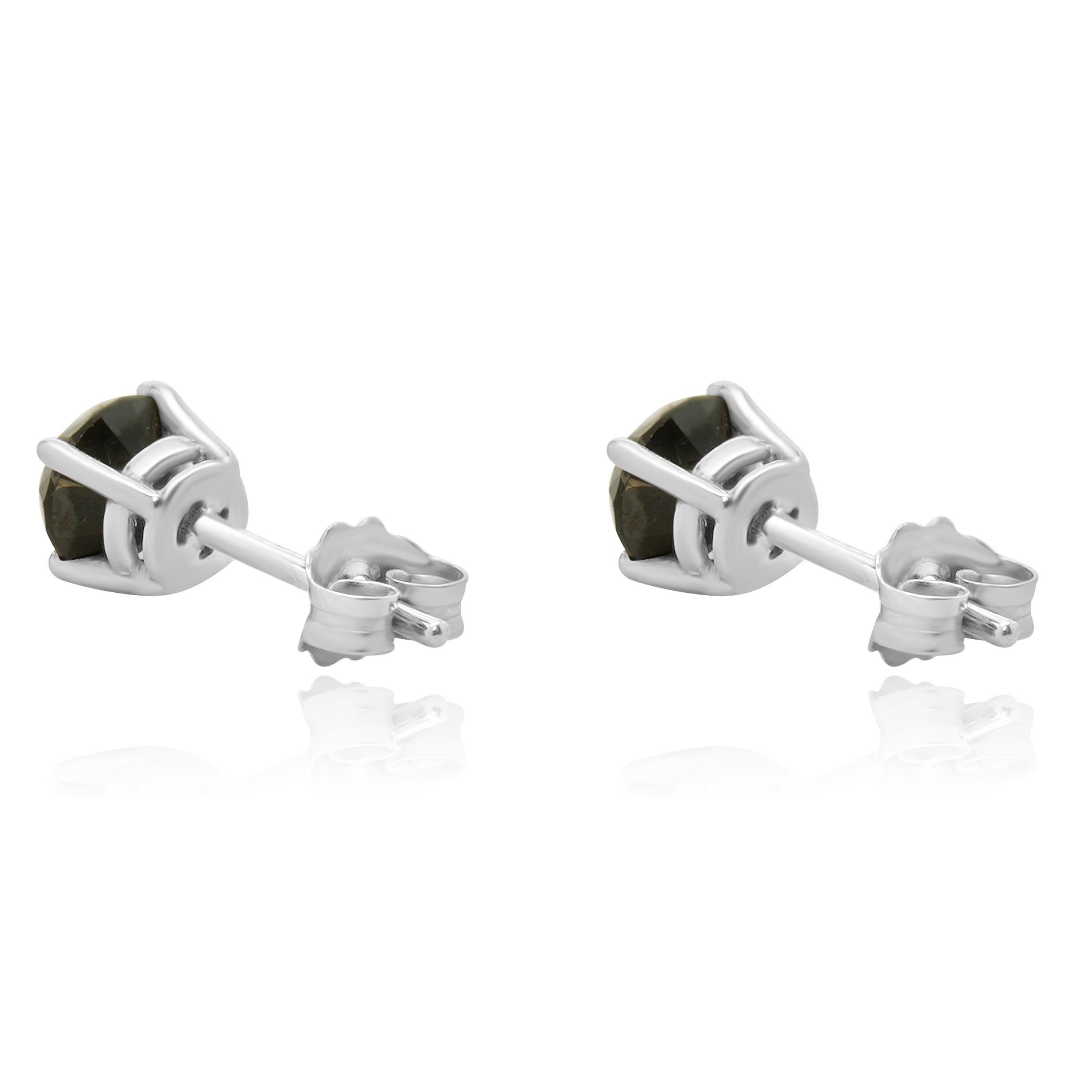 Taille ronde Clous d'oreilles en or blanc 10 carats avec diamants taille brillant rond en vente