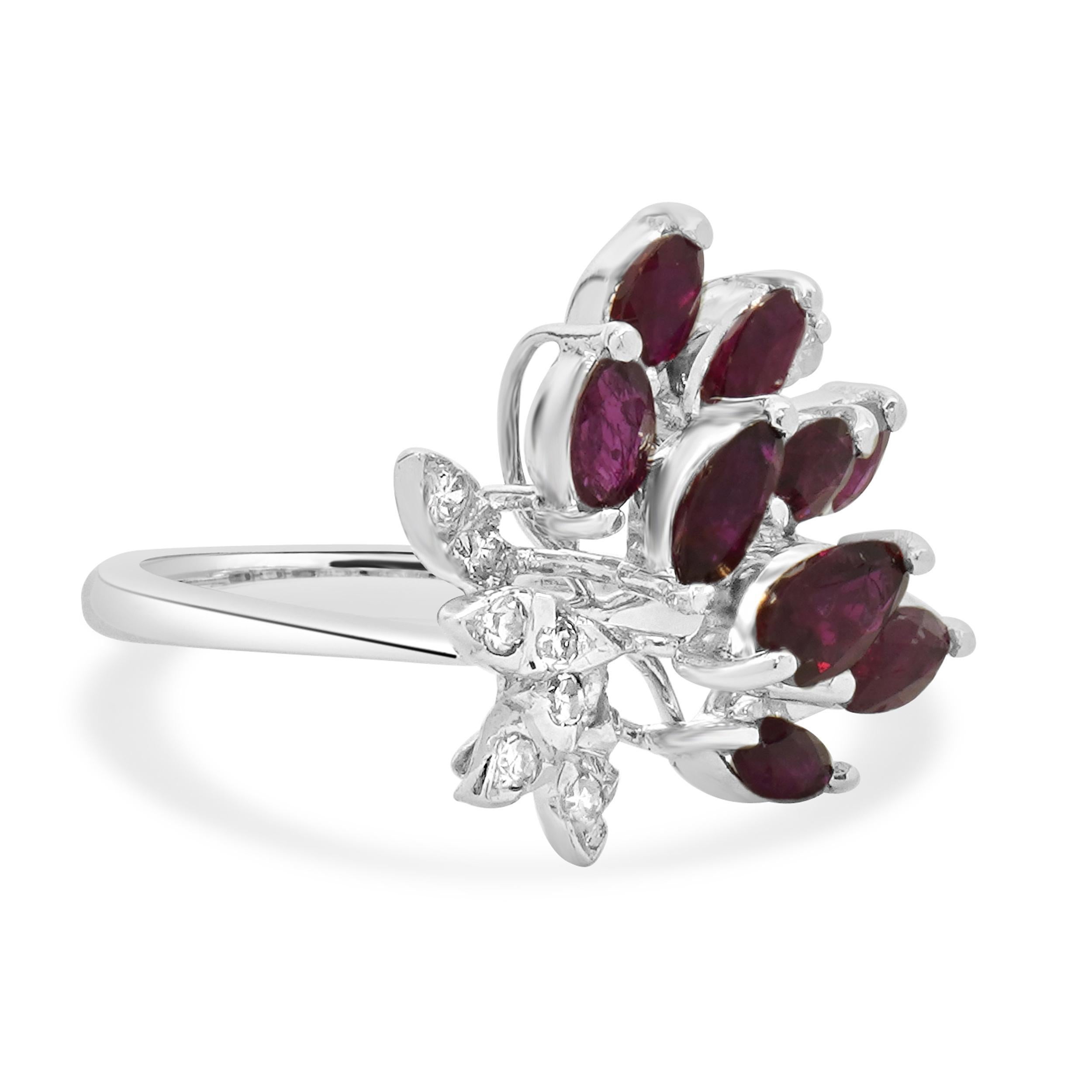 Taille Marquise Bague cocktail en or blanc 10 carats, rubis et diamants en vente
