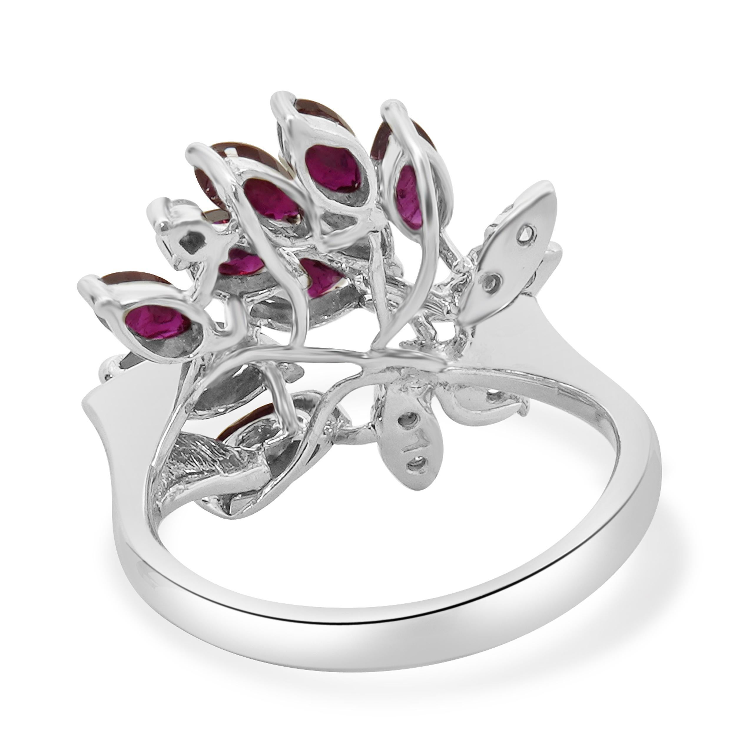 Bague cocktail en or blanc 10 carats, rubis et diamants Excellent état - En vente à Scottsdale, AZ