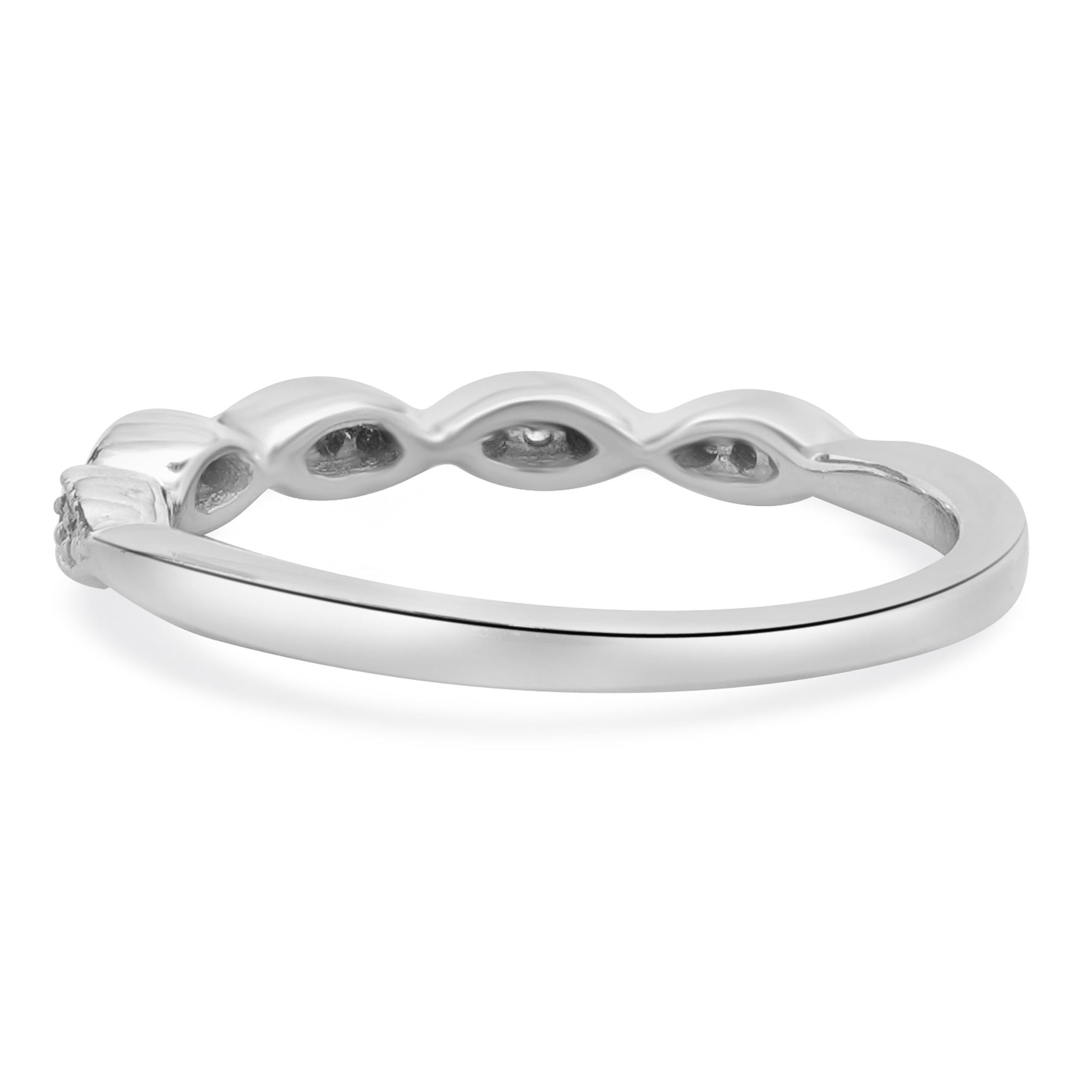10 Karat White Gold Scalloped Diamond Band In Excellent Condition For Sale In Scottsdale, AZ