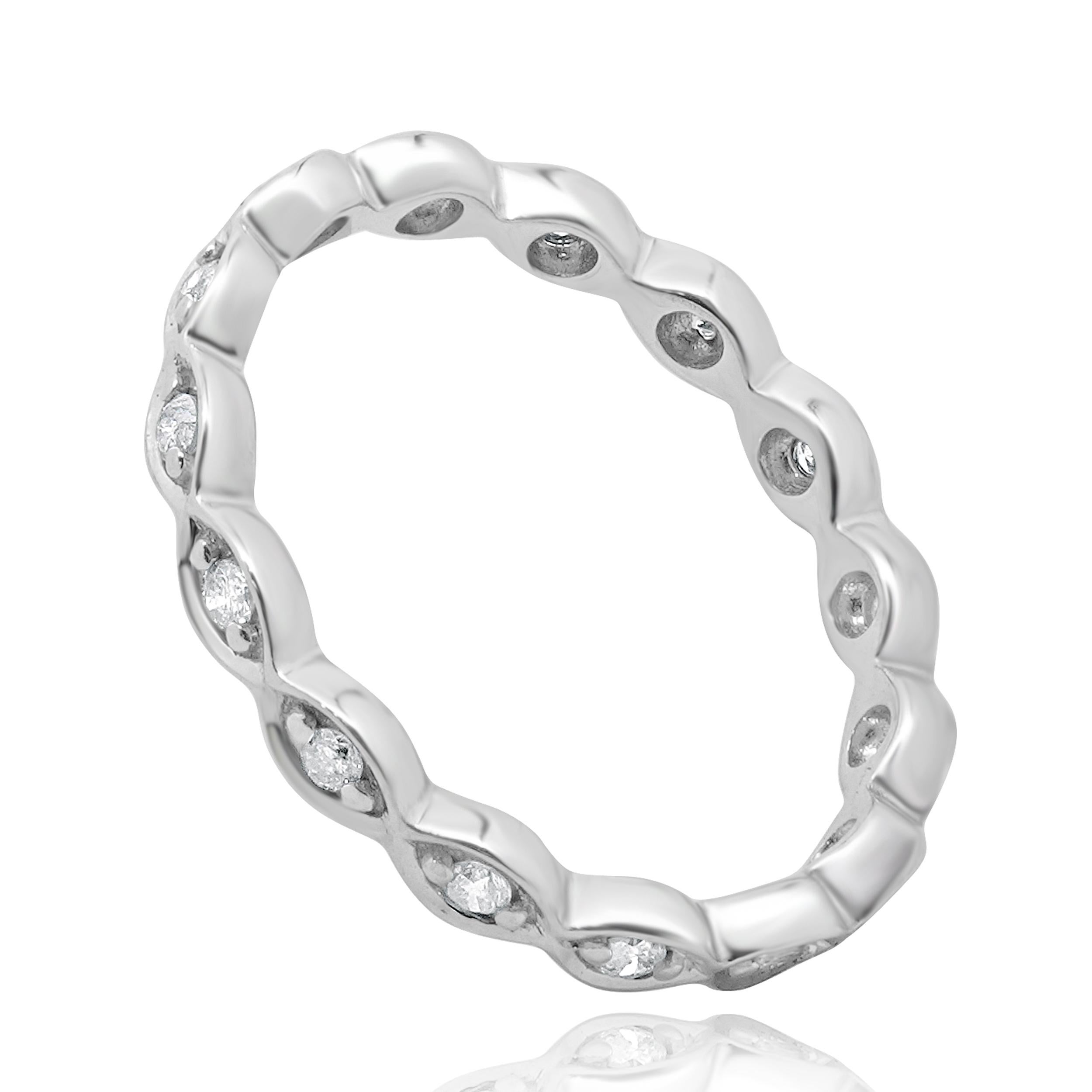 Concepteur : personnalisé
MATERIAL : Or blanc 10k
Diamant : 15 tailles rondes = 0,15cttw
Couleur : H
Clarté : SI2
Taille de la bague : 6 (veuillez prévoir deux jours de livraison supplémentaires pour les demandes de taille)
Dimensions : l'anneau