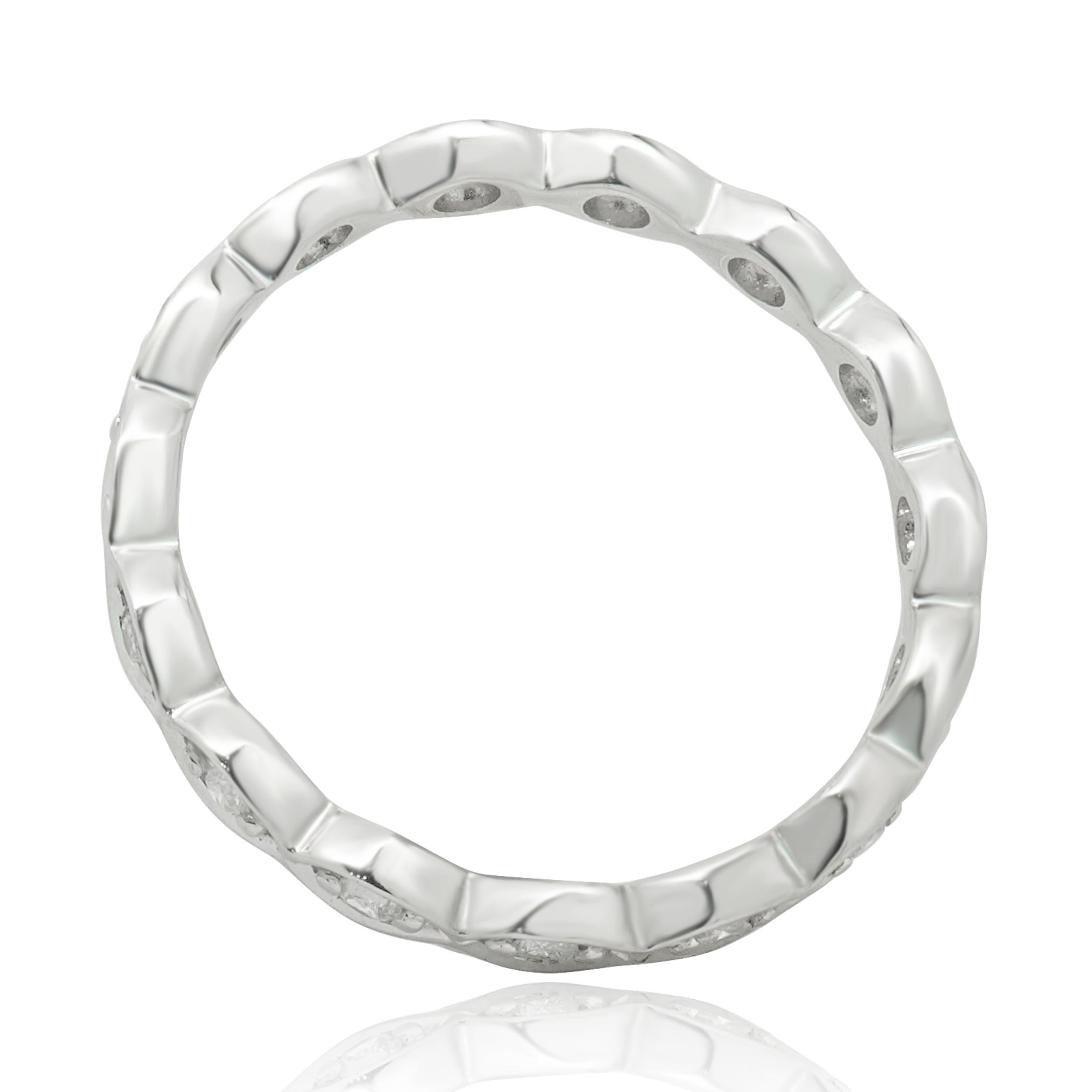 Taille ronde Bracelet éternel en or blanc 10 carats avec diamant festonné en vente