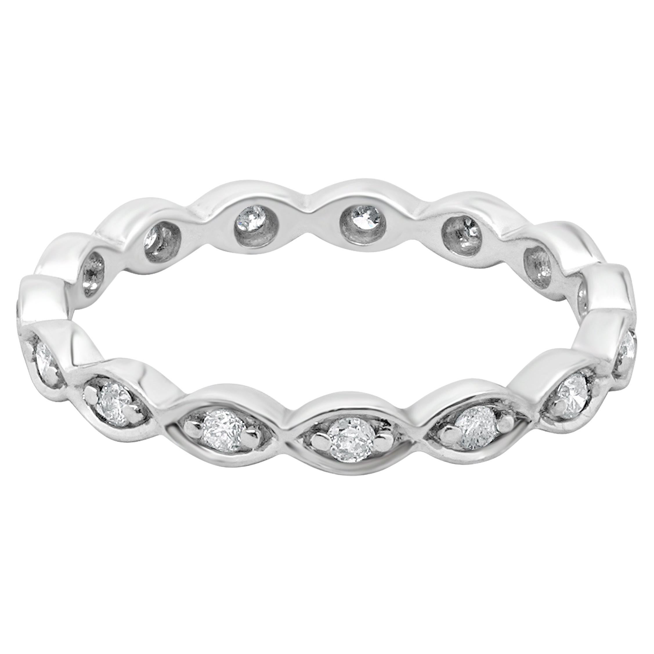 Bracelet éternel en or blanc 10 carats avec diamant festonné en vente