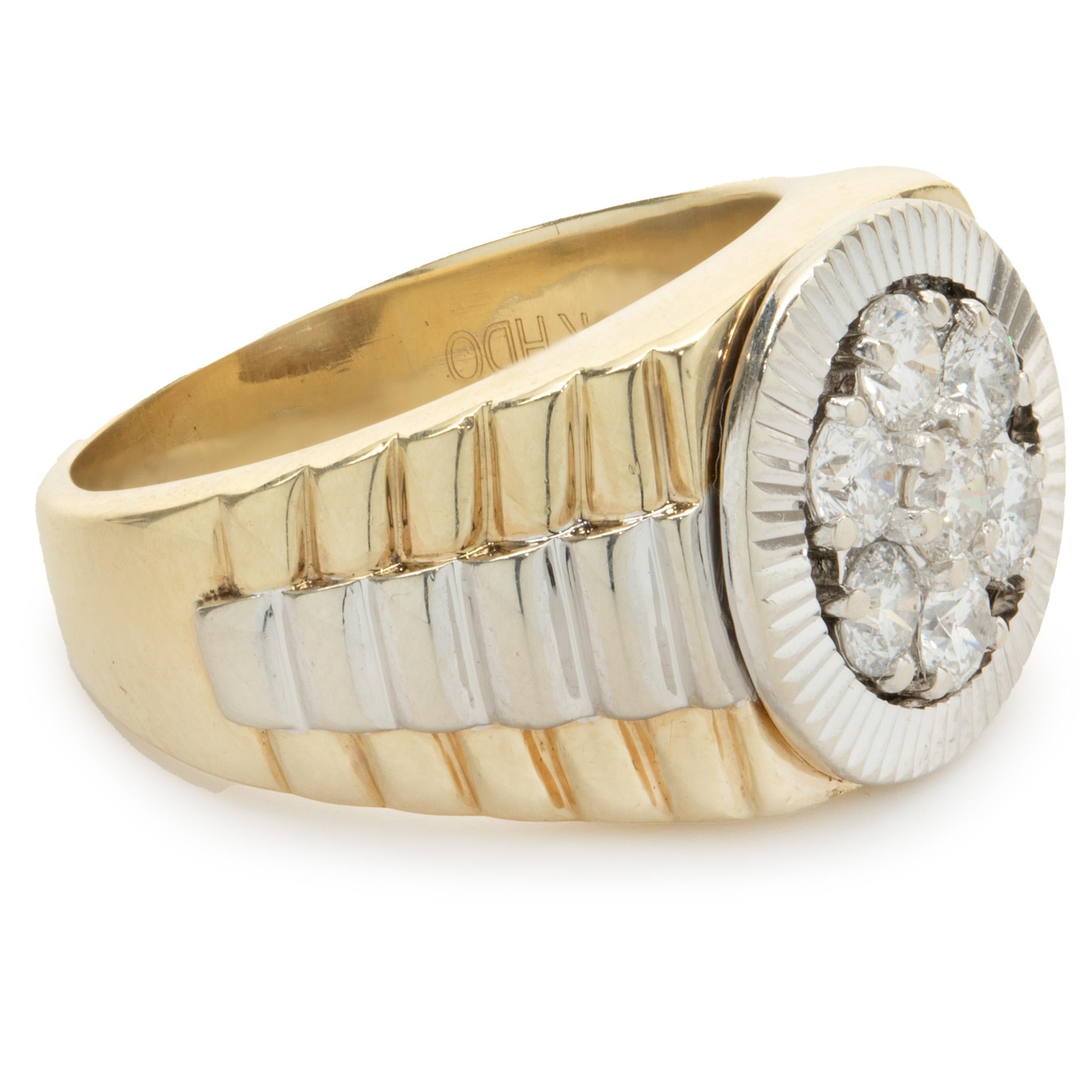 Designer: kundenspezifisch
MATERIAL: 10K Gelb- und Weißgold
Diamant: 7 runde Diamanten im Brillantschliff = 0,77cttw
Farbe: J
Klarheit: SI2
Ringgröße: 9 (bitte erlauben Sie zwei zusätzliche Versandtage für Größenanfragen)
Gewicht:  11,14 Gramm