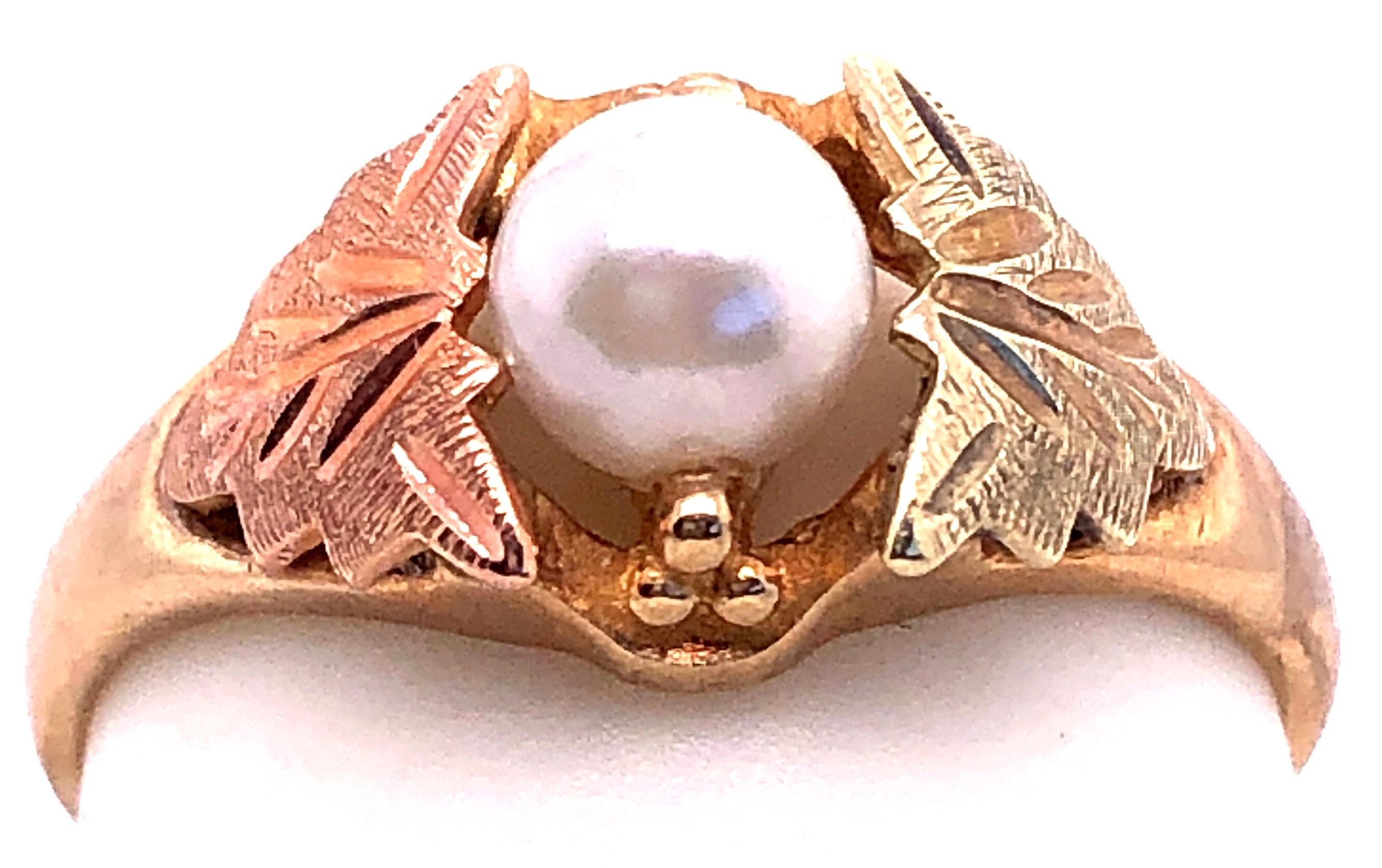10 Karat Yellow and Rose Gold Fashion Pearl Ring In Good Condition For Sale In Stamford, CT