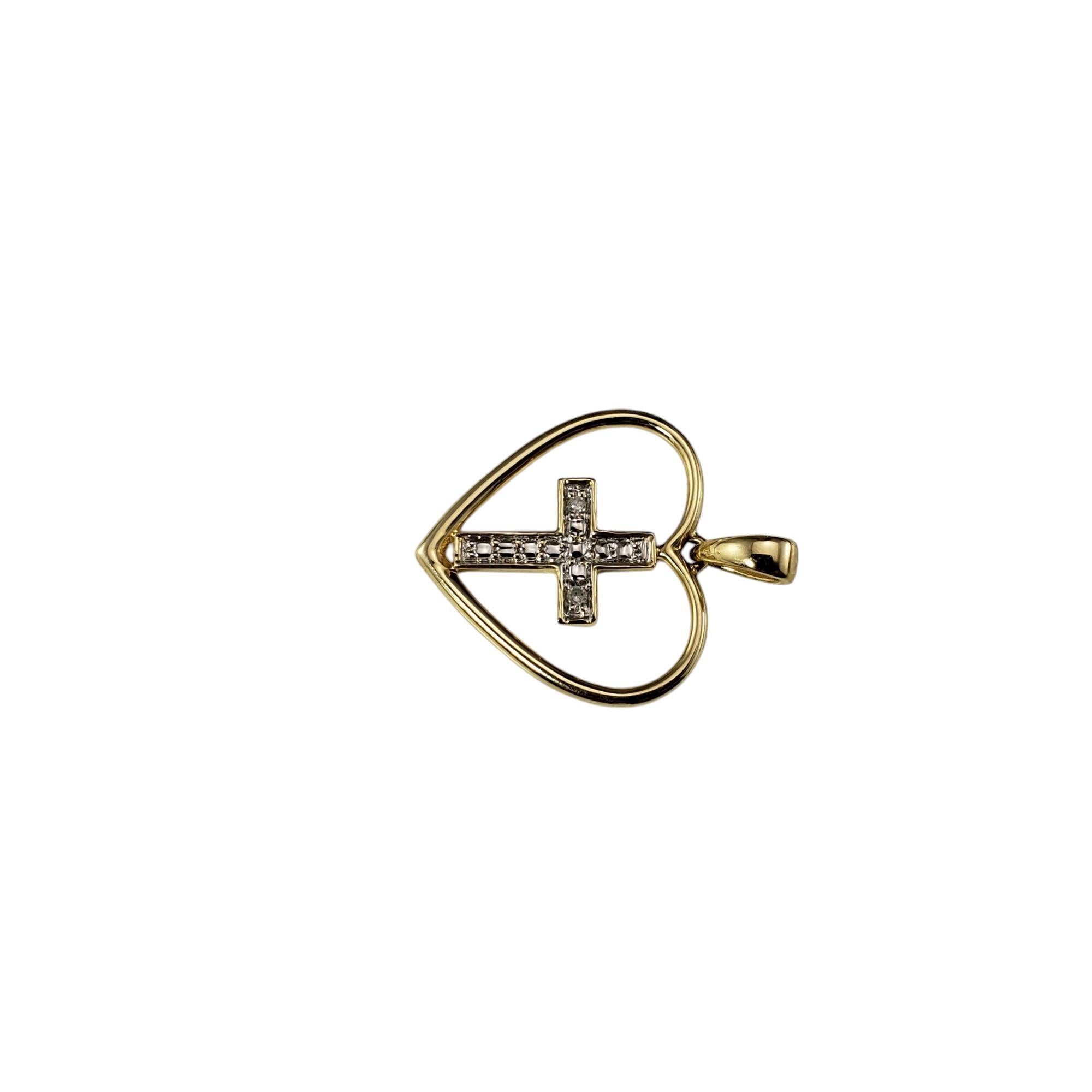 Pendentif en or jaune et blanc 10 carats avec croix en diamant à l'intérieur du coeur-

Ce charmant pendentif en or jaune 10K représente un cœur ouvert avec une croix en son centre. Whiting avec deux diamants ronds de taille unique sertis en or