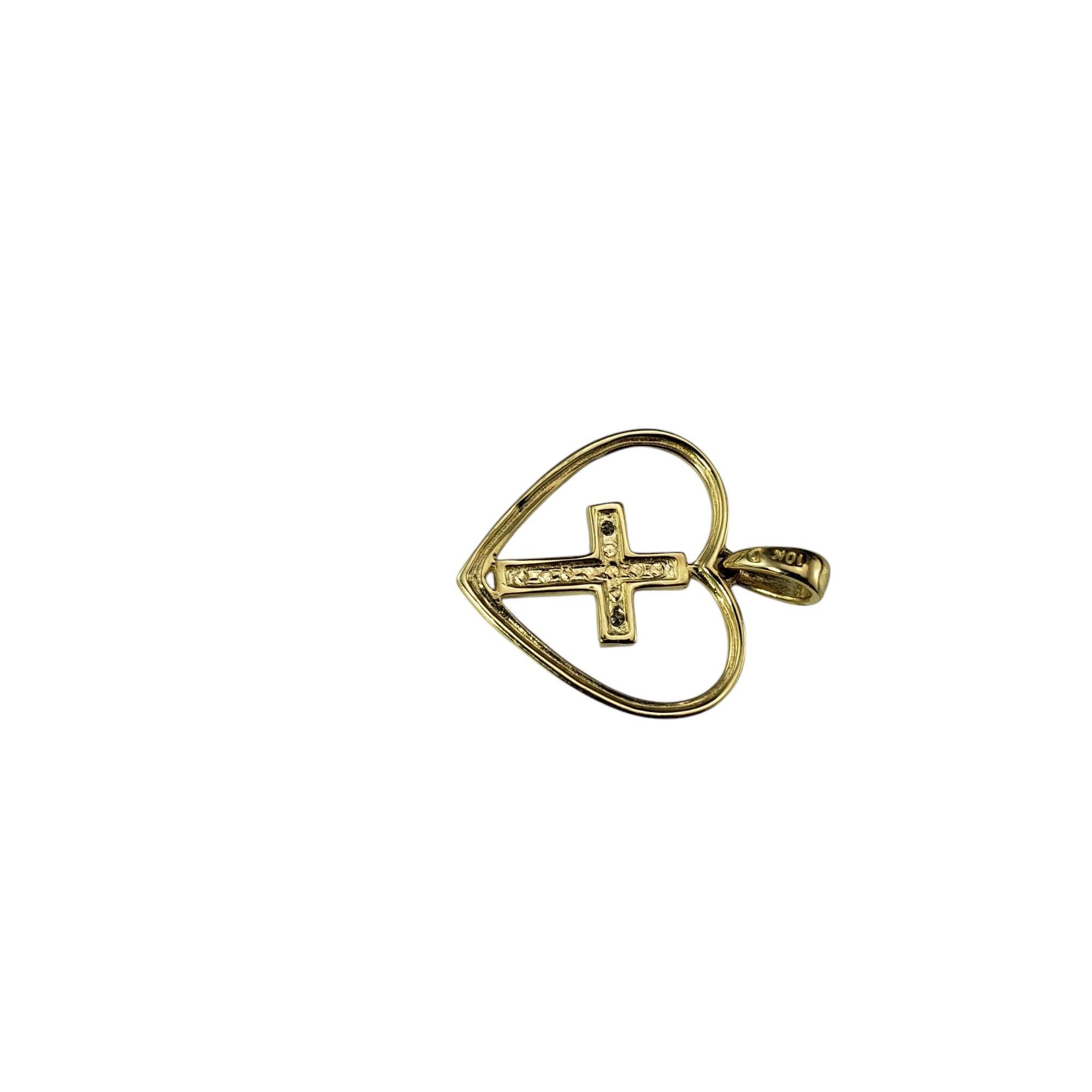 Taille ronde Pendentif croix intérieure cœur en or jaune et blanc 10 carats n° 19555 en vente