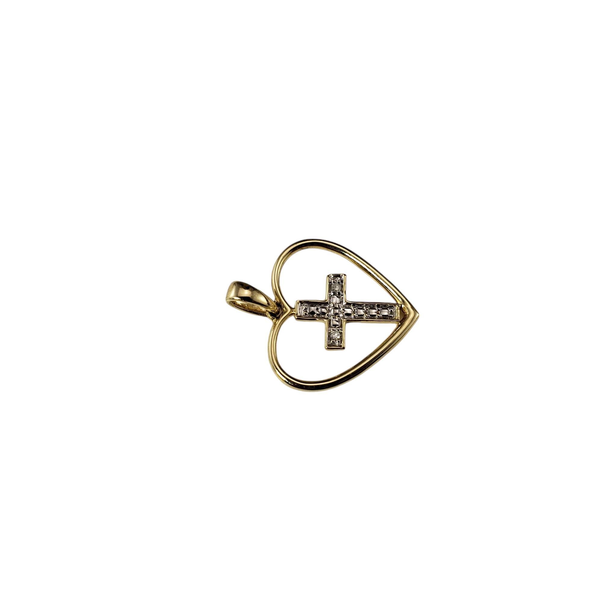 Pendentif croix intérieure cœur en or jaune et blanc 10 carats n° 19555 Bon état - En vente à Washington Depot, CT