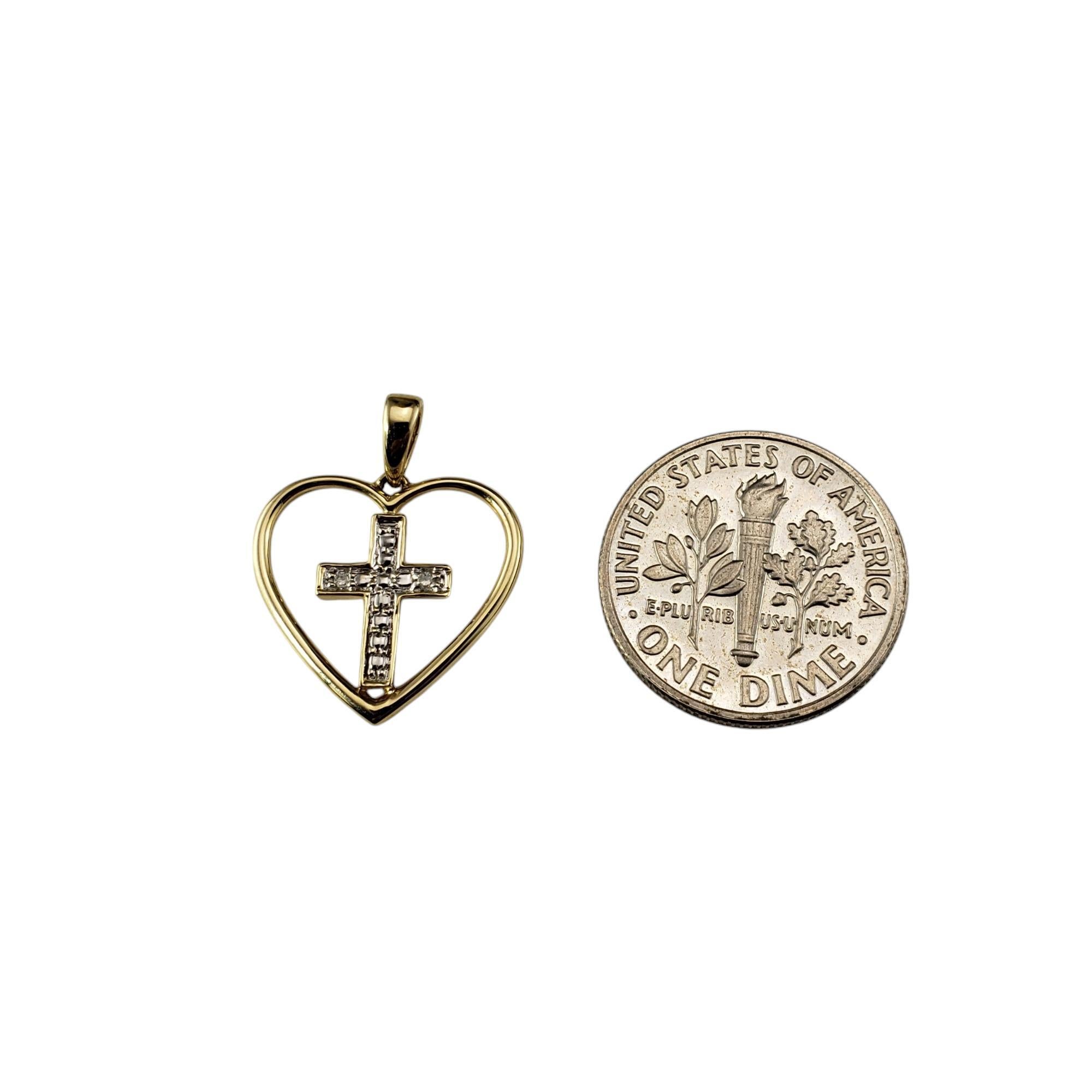 Pendentif croix intérieure cœur en or jaune et blanc 10 carats n° 19555 Pour femmes en vente