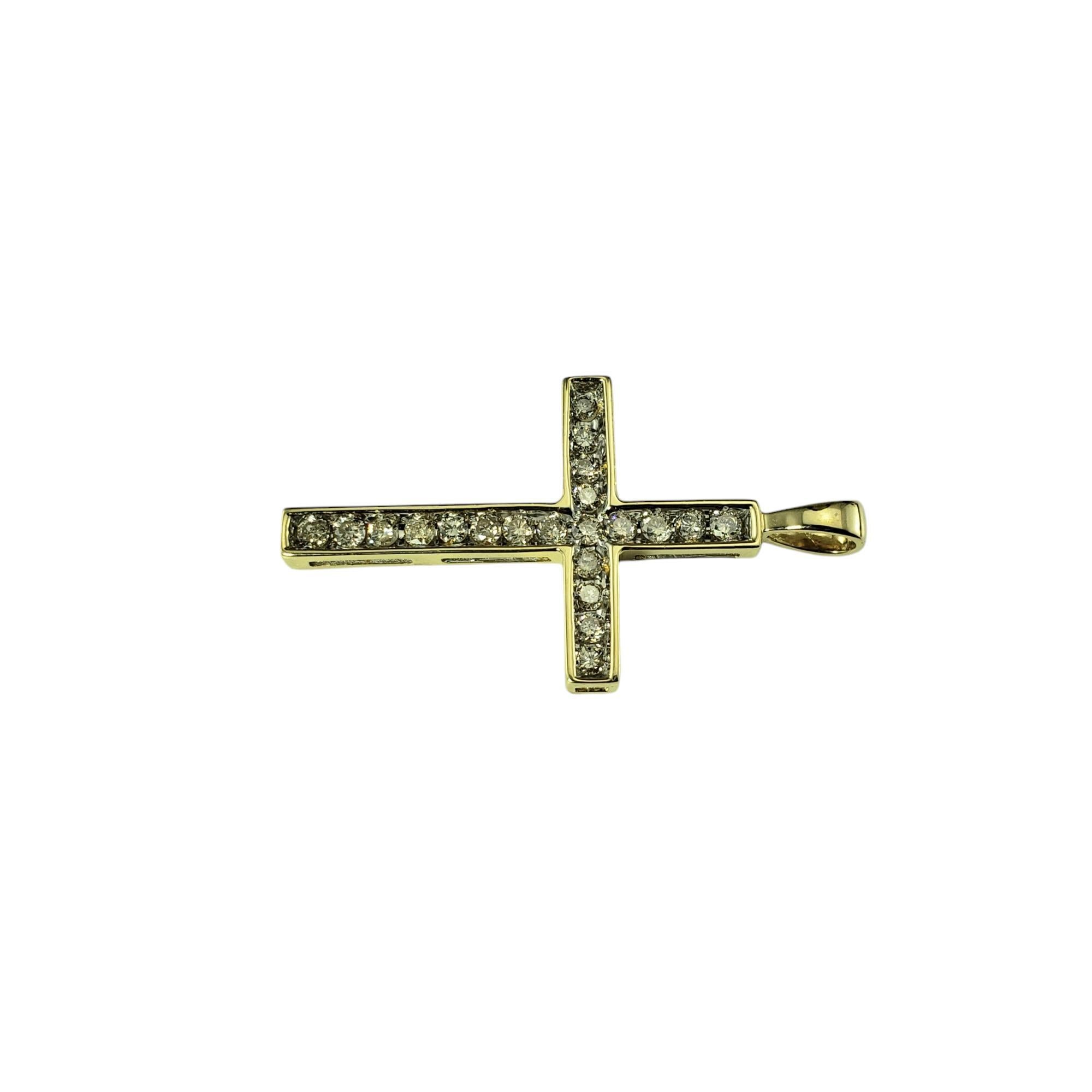 Pendentif croix en or jaune et blanc 10 carats avec diamants

Ce pendentif en forme de croix étincelante est orné de 21 diamants ronds de taille brillante sertis dans de l'or jaune 14K.

Poids total approximatif des diamants : 0,50 ct. à 0,63